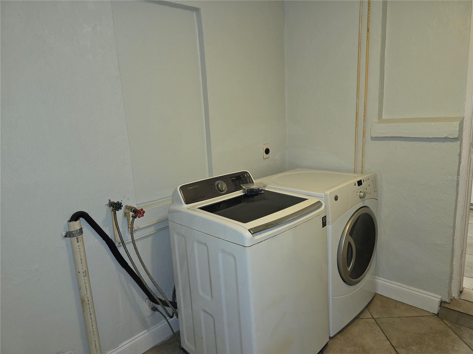 Image 14 of 17 For 925 School Street