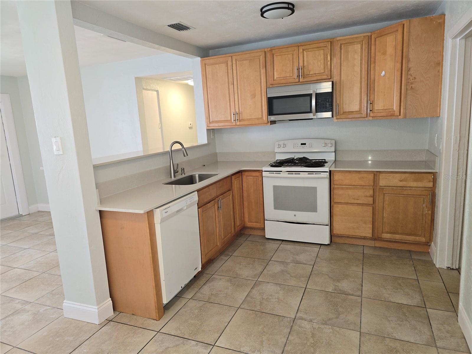 Image 2 of 17 For 925 School Street