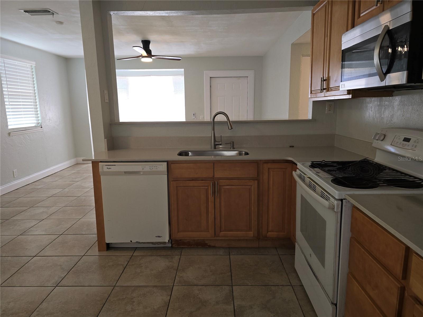 Image 3 of 17 For 925 School Street