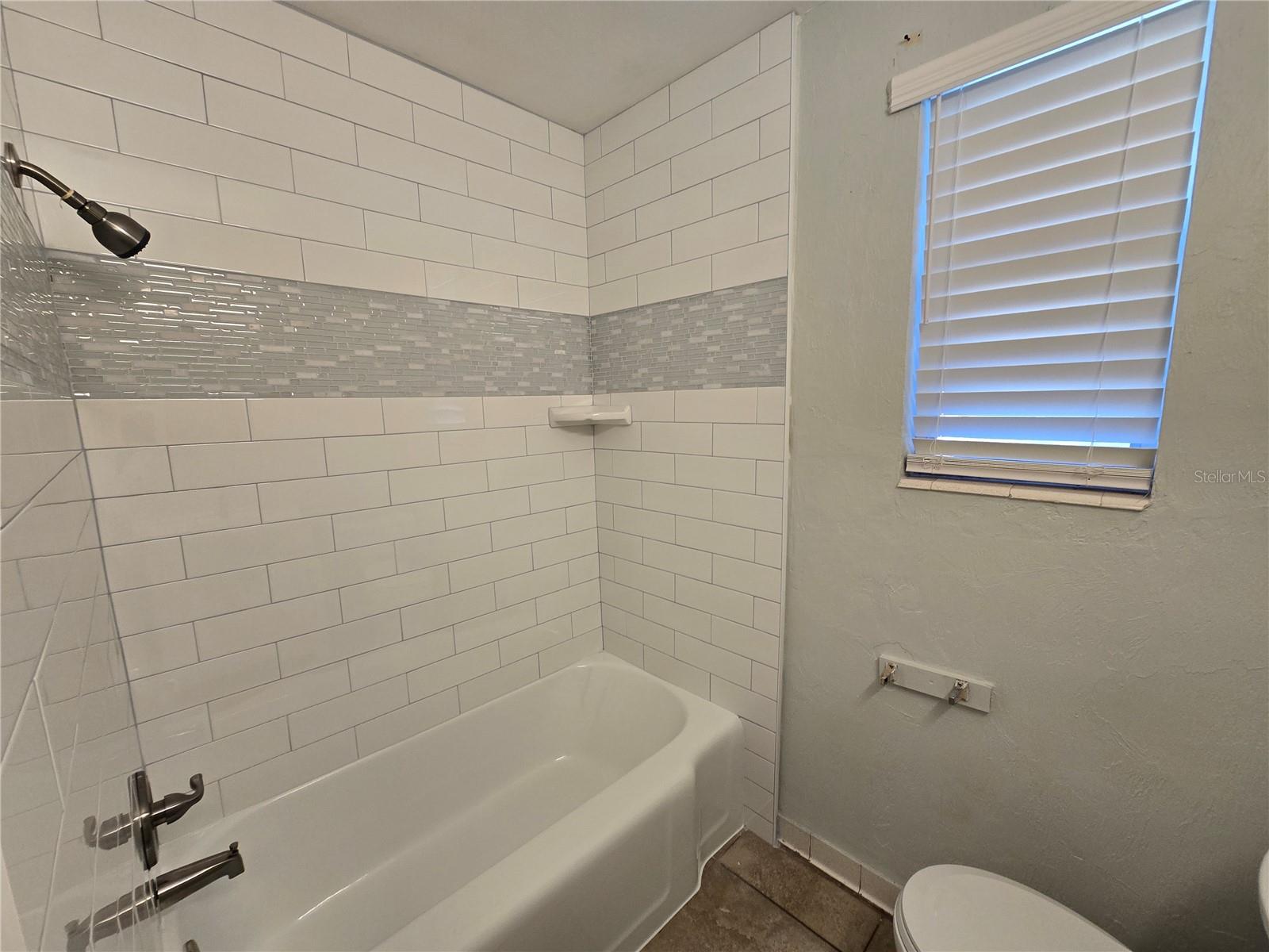 Image 9 of 17 For 925 School Street