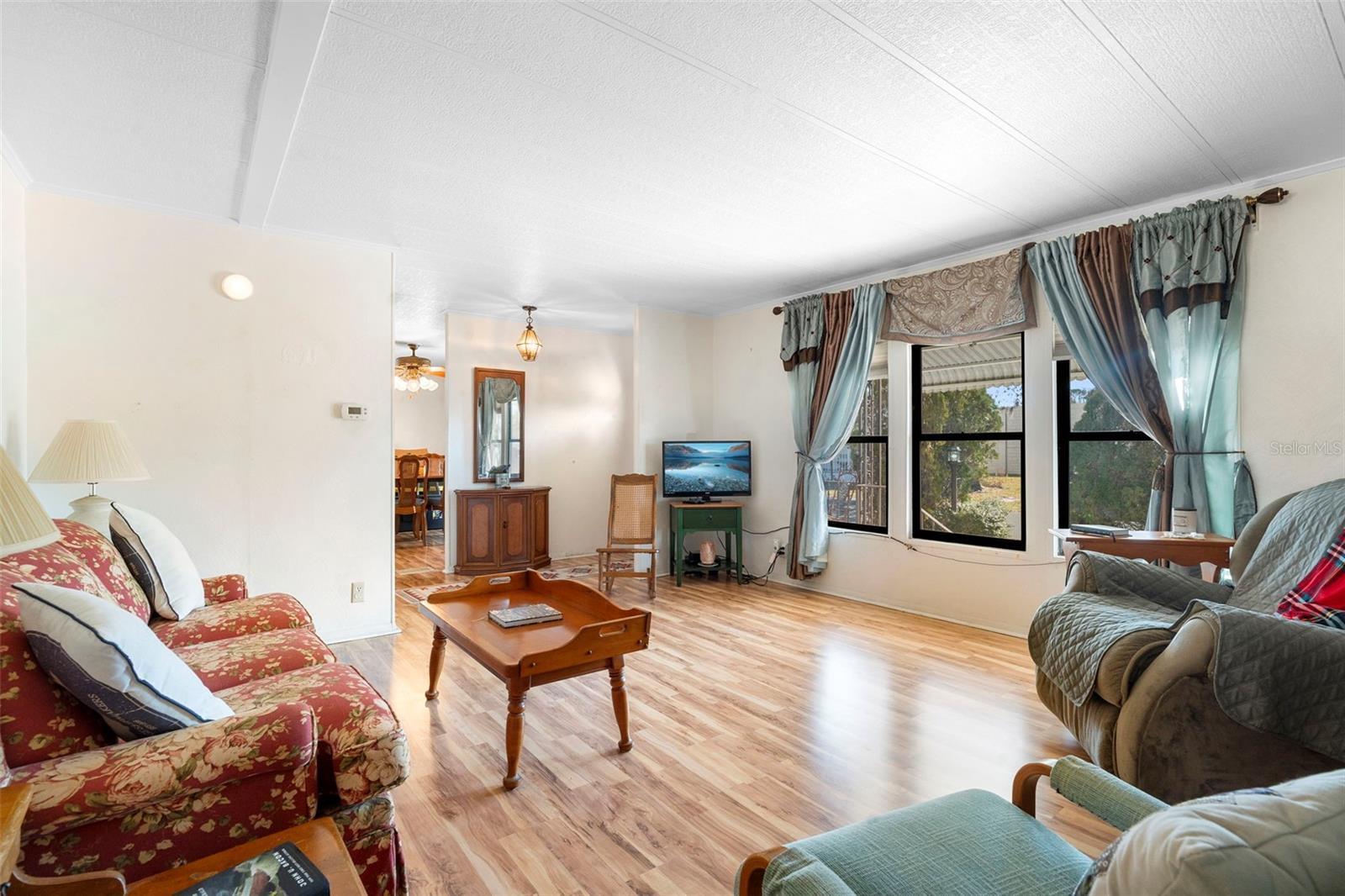 Listing photo id 9 for 232 Meadow Lark Drive