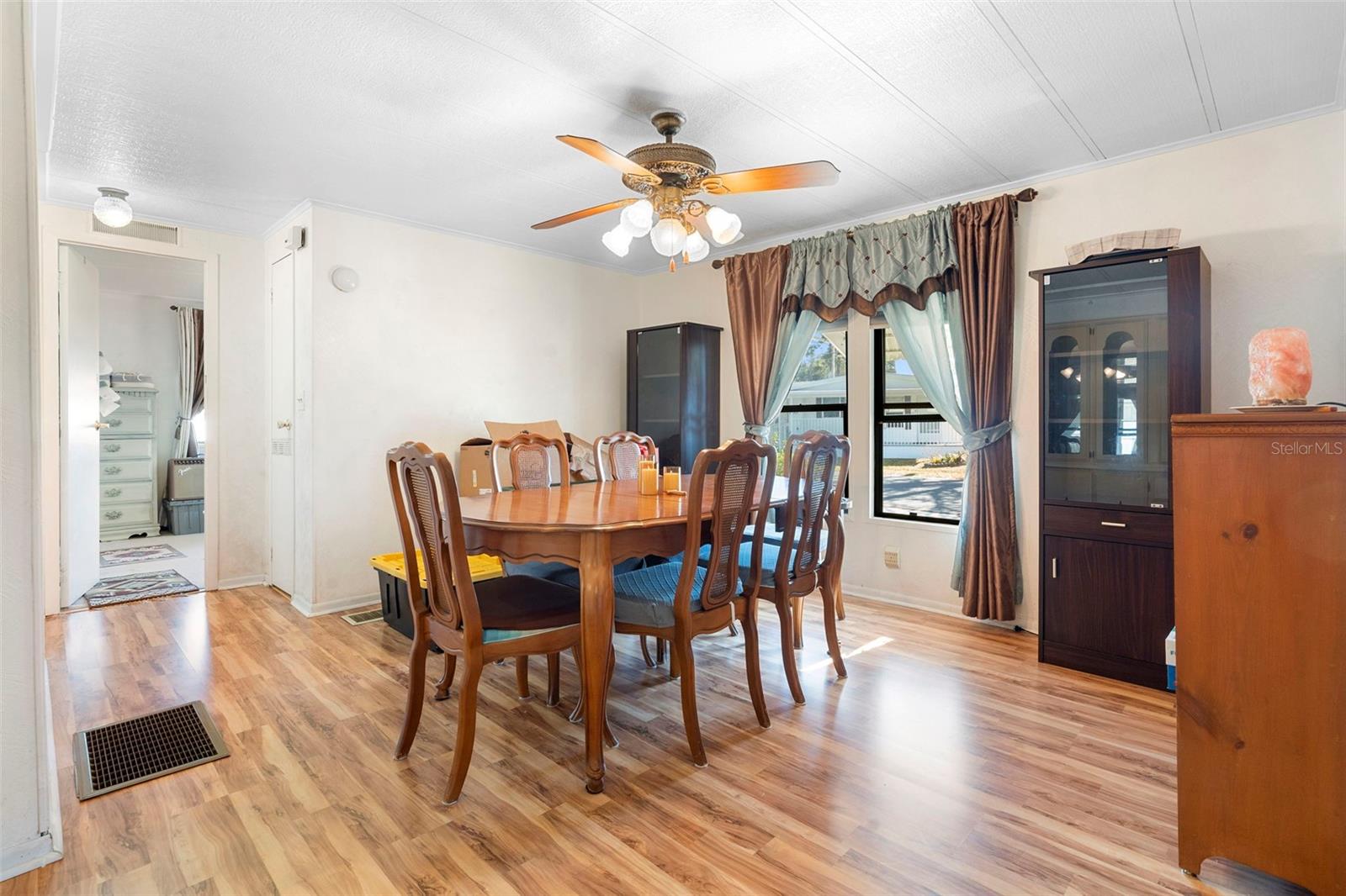 Listing photo id 10 for 232 Meadow Lark Drive