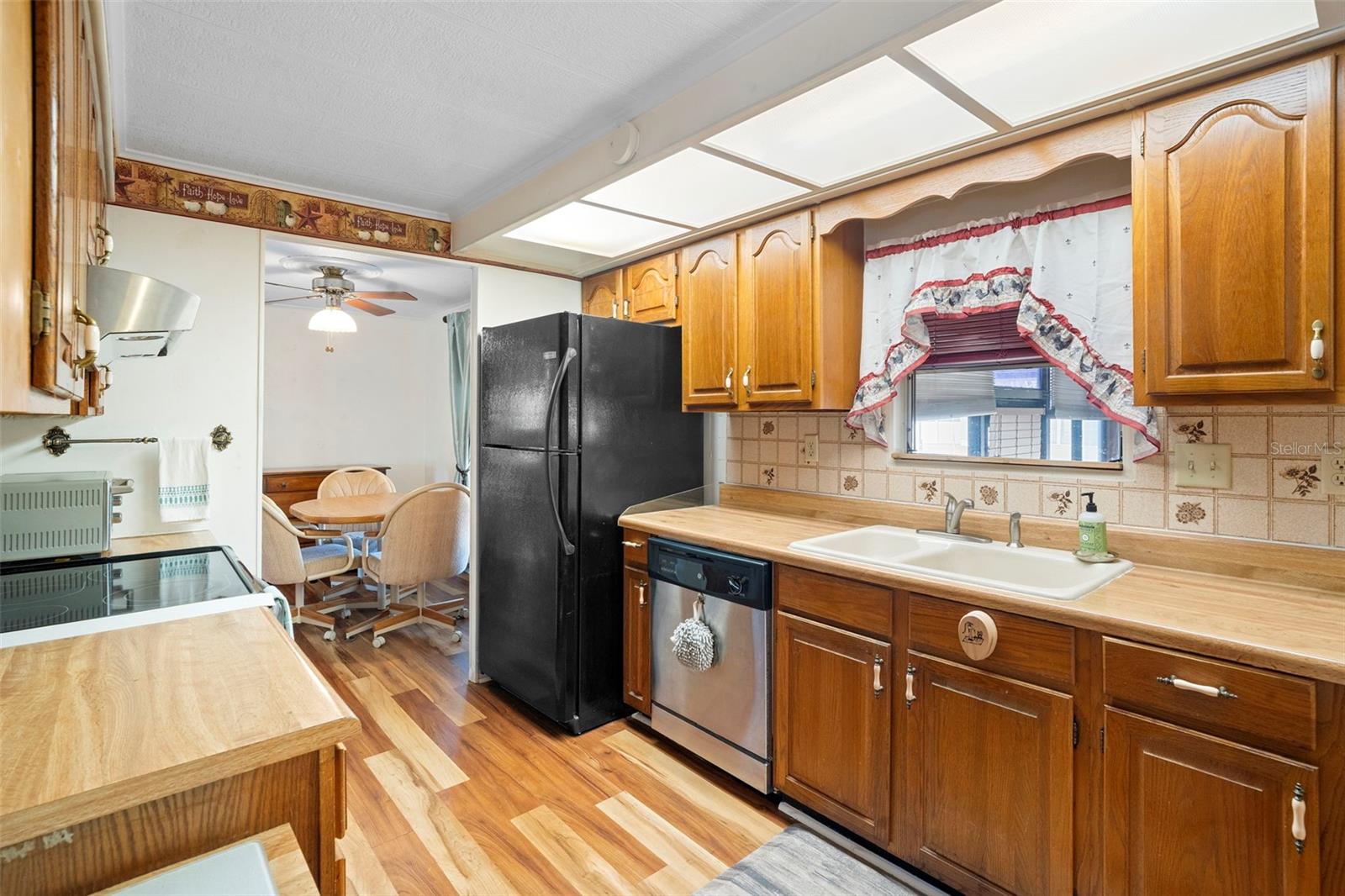 Listing photo id 3 for 232 Meadow Lark Drive