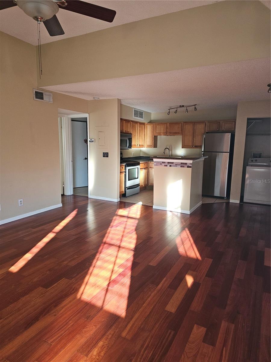 Image 2 of 9 For 415 Lakepointe Drive 204