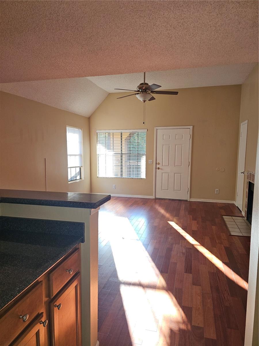 Image 4 of 9 For 415 Lakepointe Drive 204