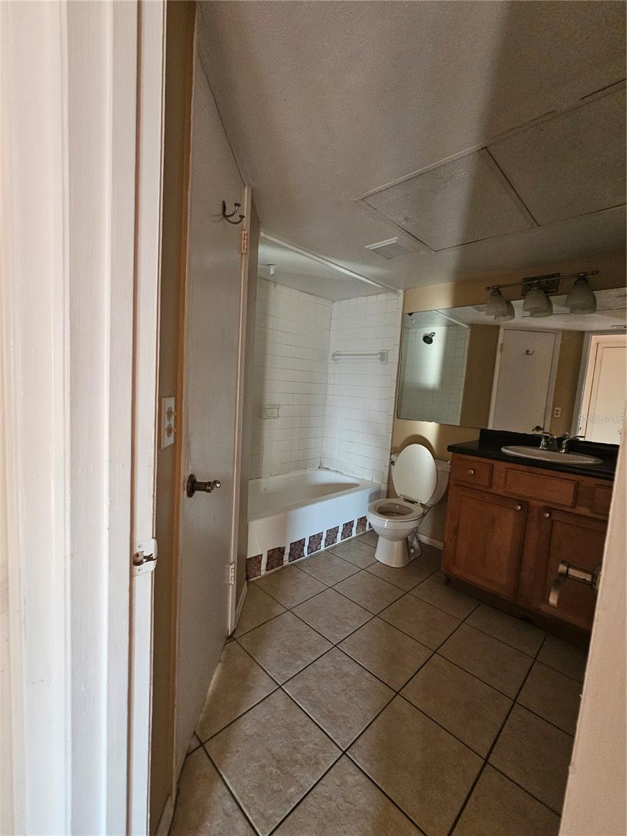 Image 8 of 9 For 415 Lakepointe Drive 204