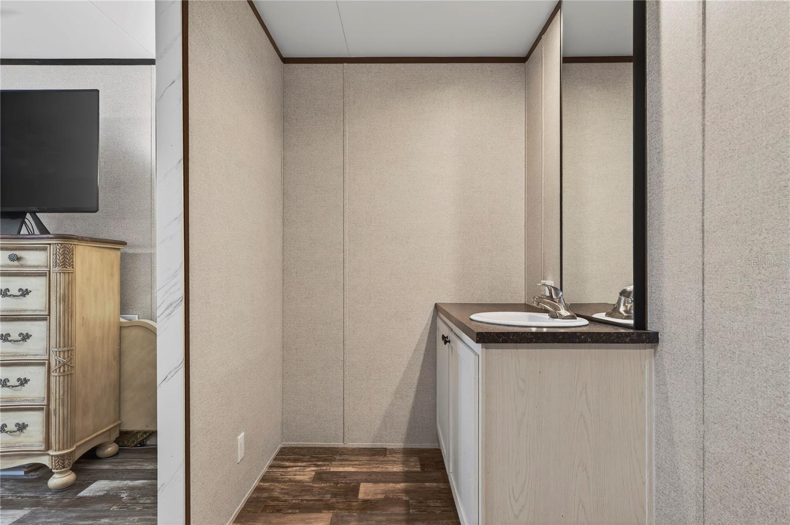 Image 26 of 48 For 185 Coleman Street