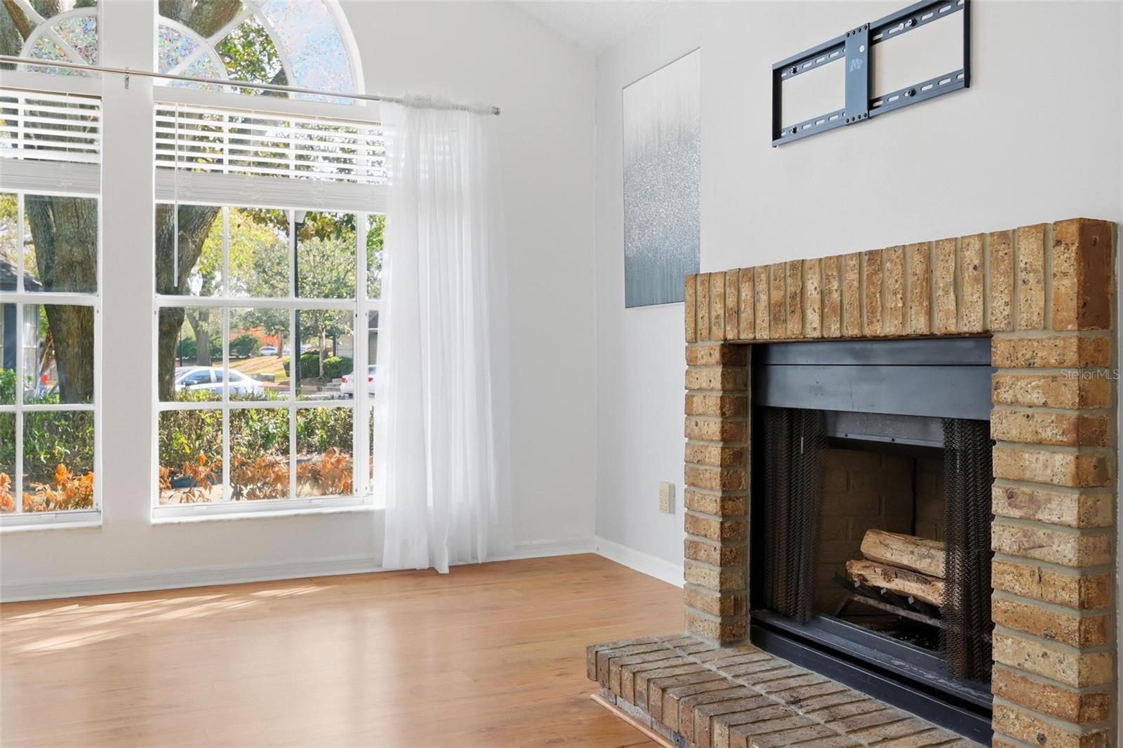 Image 15 of 60 For 966 Helmsley Court 100