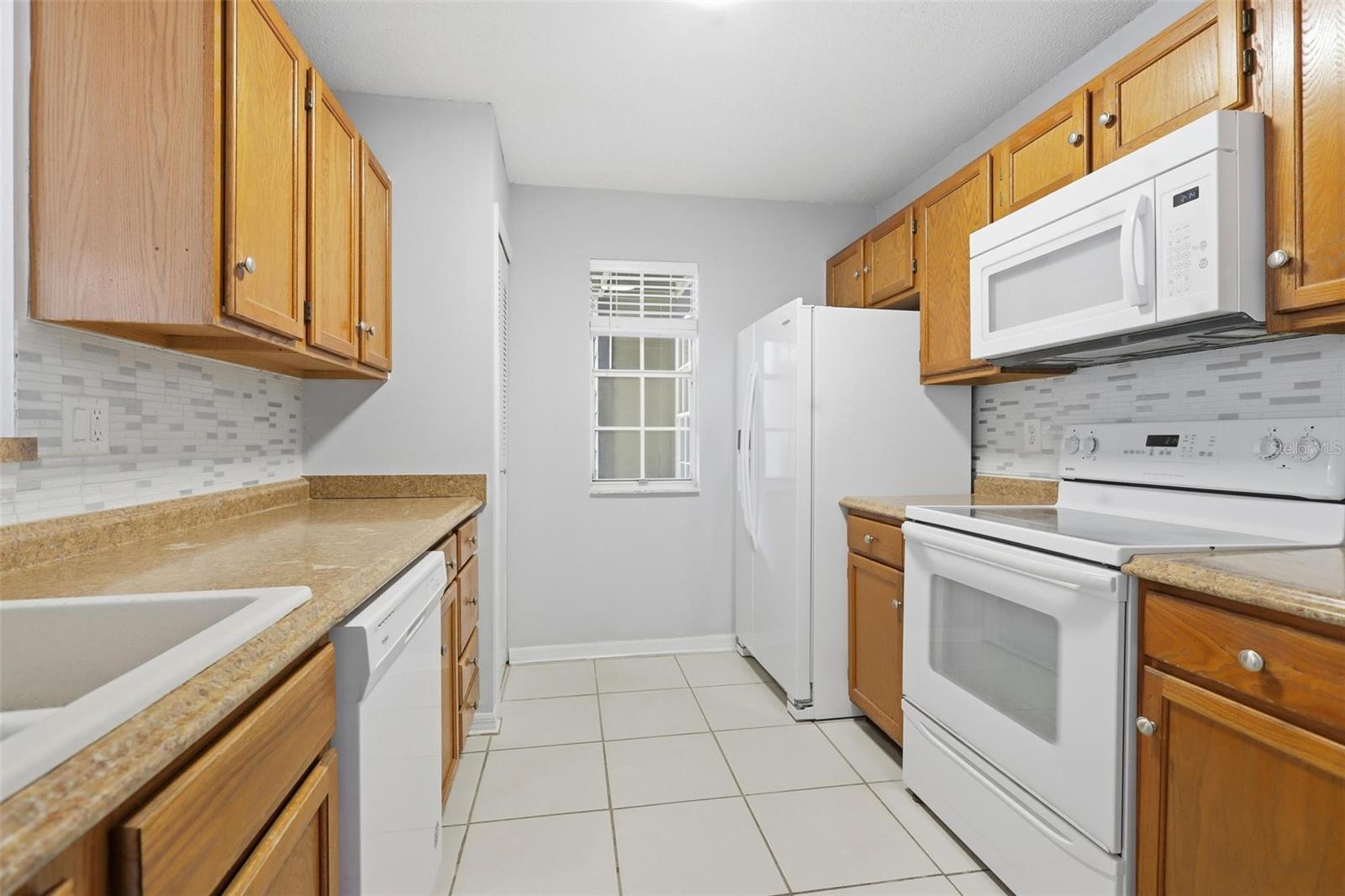 Image 16 of 60 For 966 Helmsley Court 100