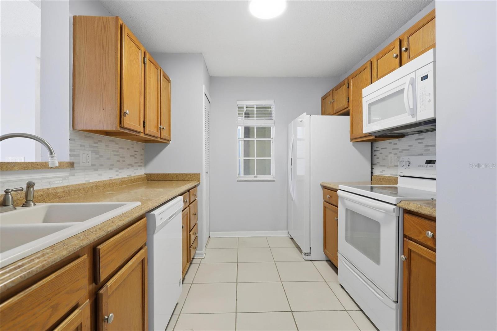 Image 17 of 60 For 966 Helmsley Court 100