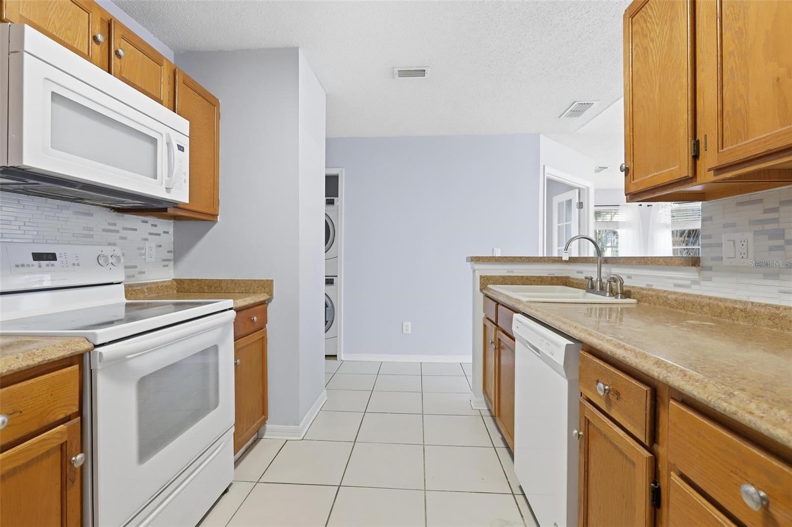 Image 18 of 60 For 966 Helmsley Court 100