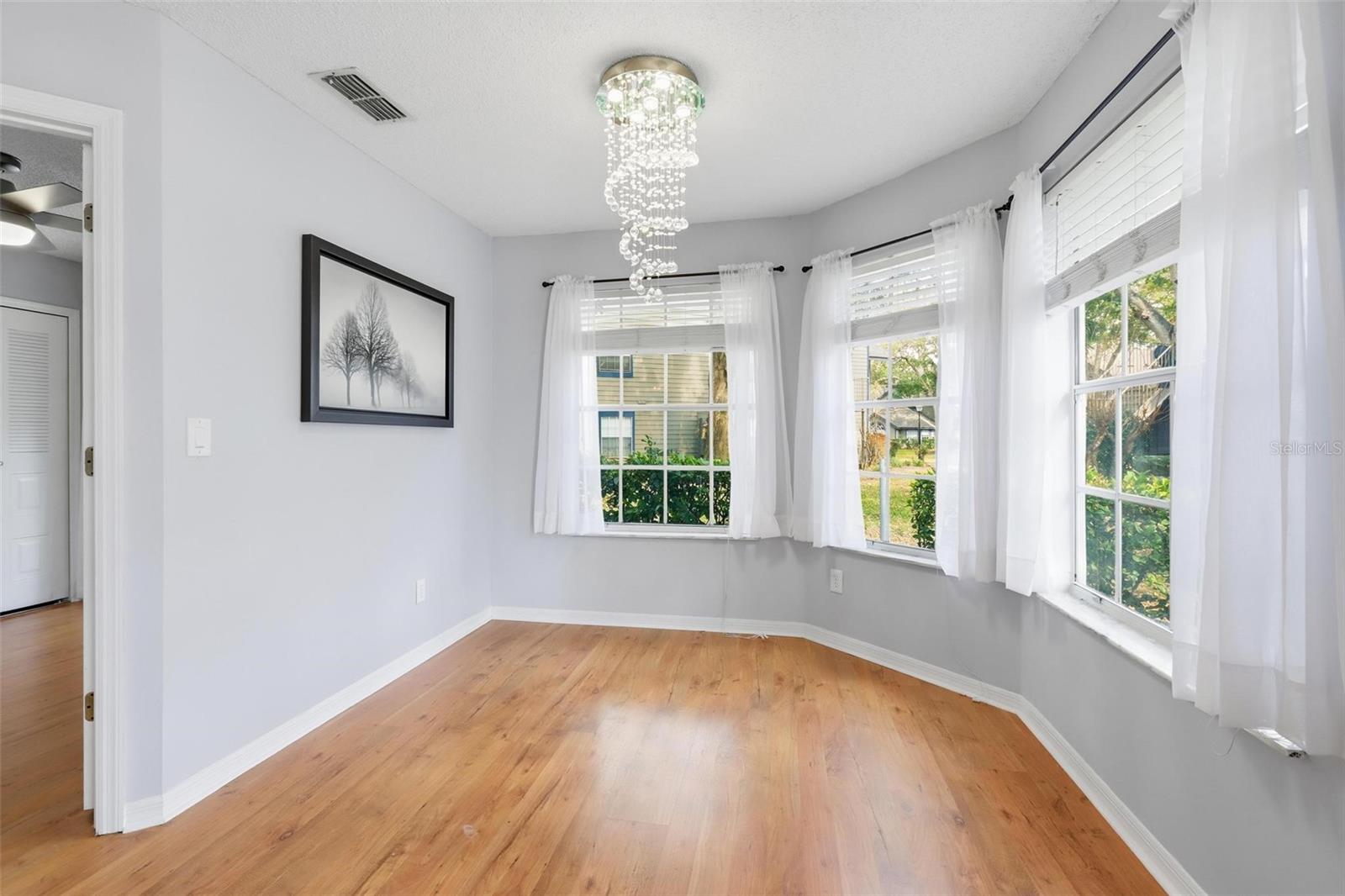 Image 20 of 60 For 966 Helmsley Court 100