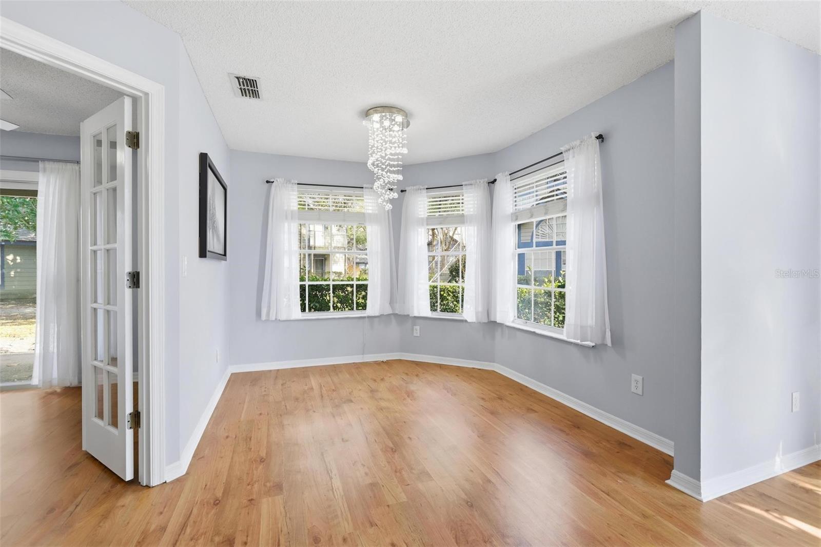 Image 21 of 60 For 966 Helmsley Court 100