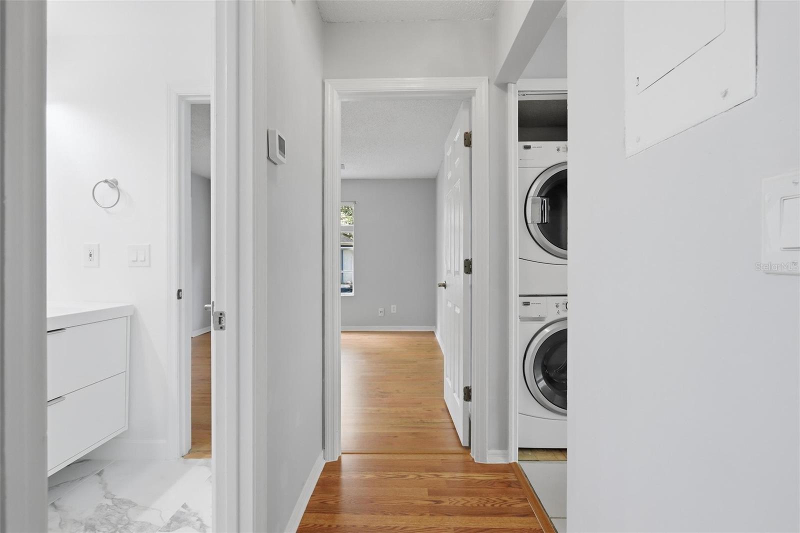 Image 30 of 60 For 966 Helmsley Court 100