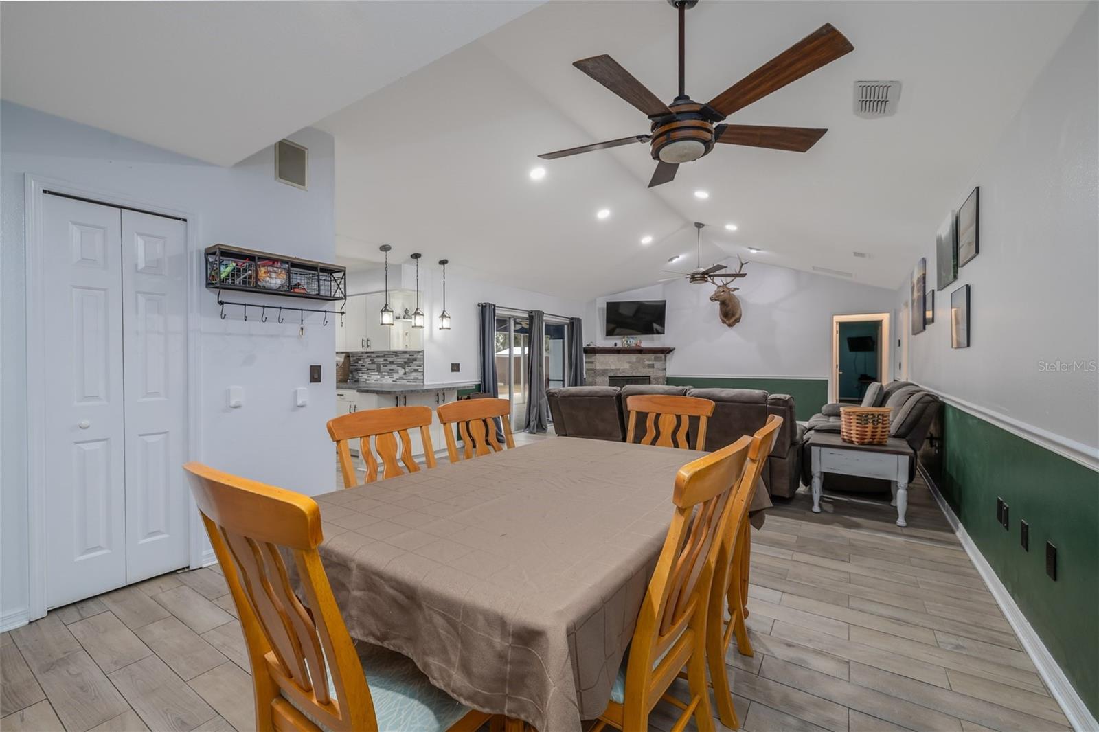 Listing photo id 8 for 420 Pineapple Street