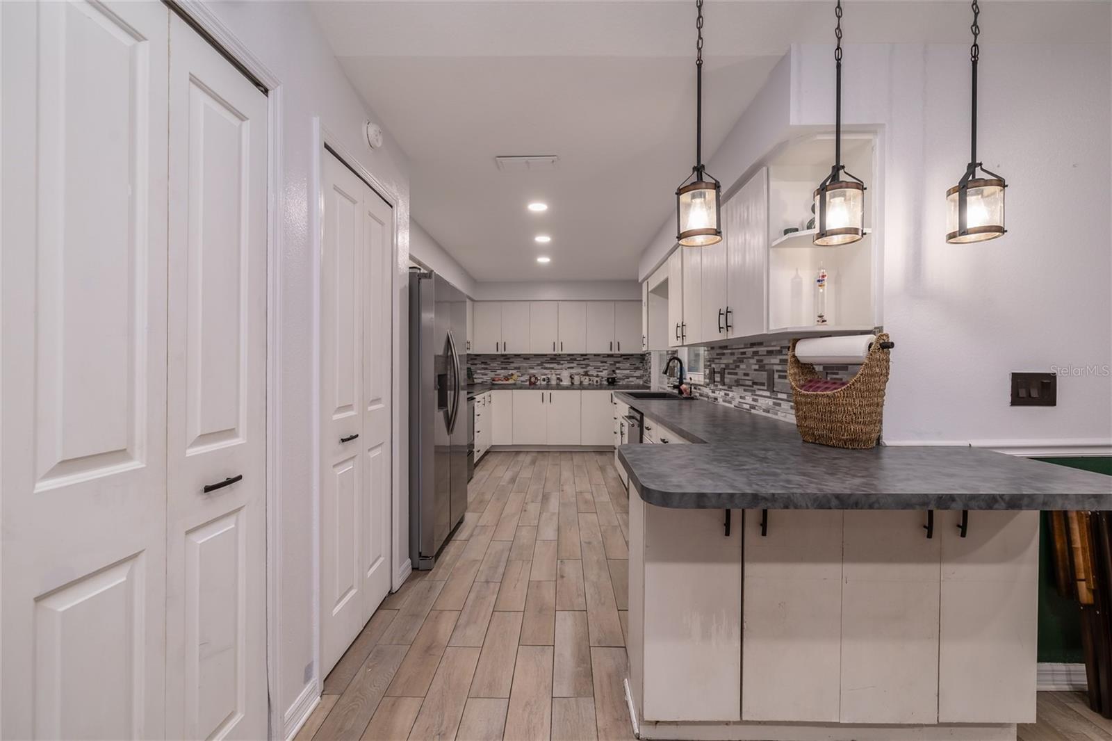 Listing photo id 9 for 420 Pineapple Street