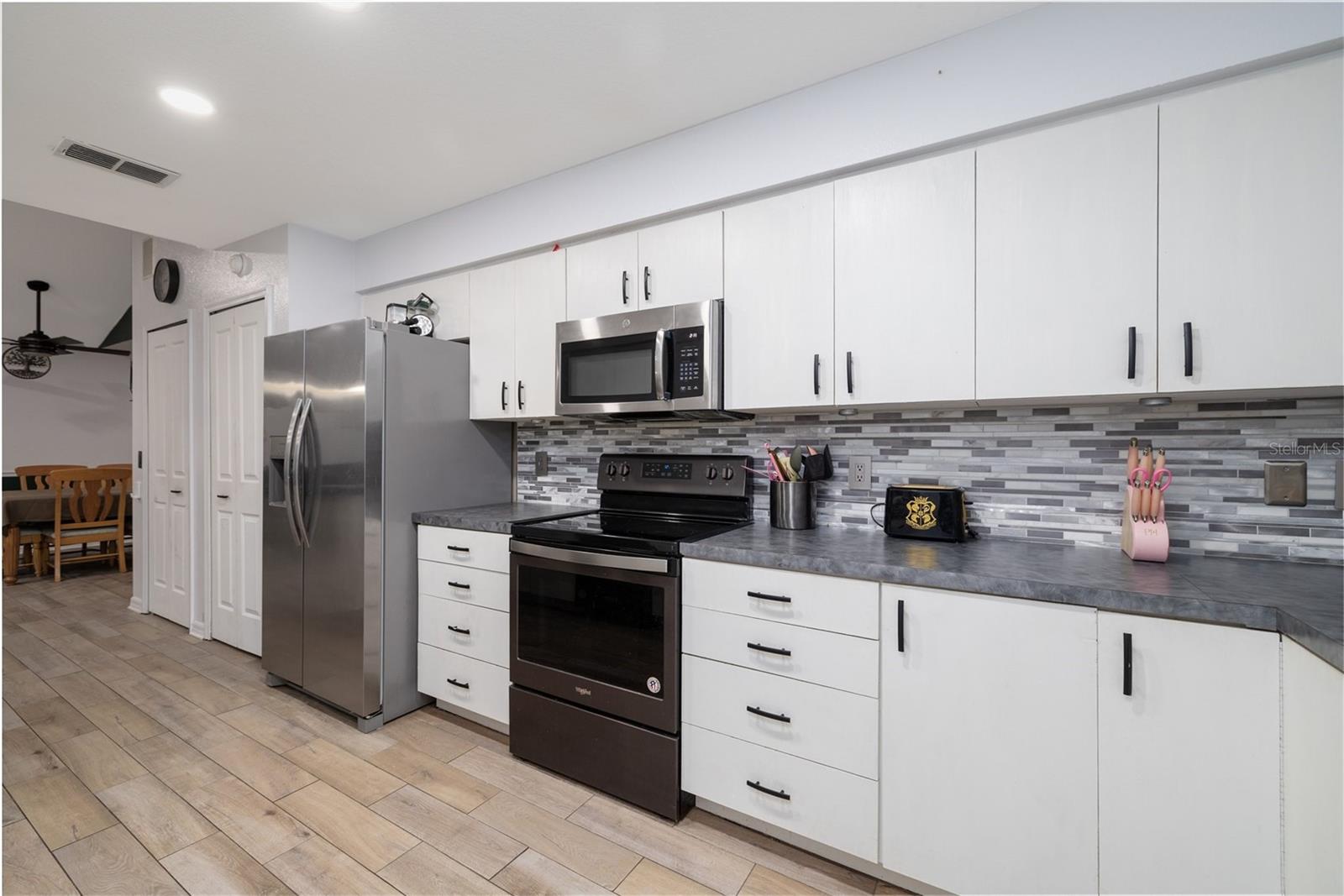 Listing photo id 11 for 420 Pineapple Street