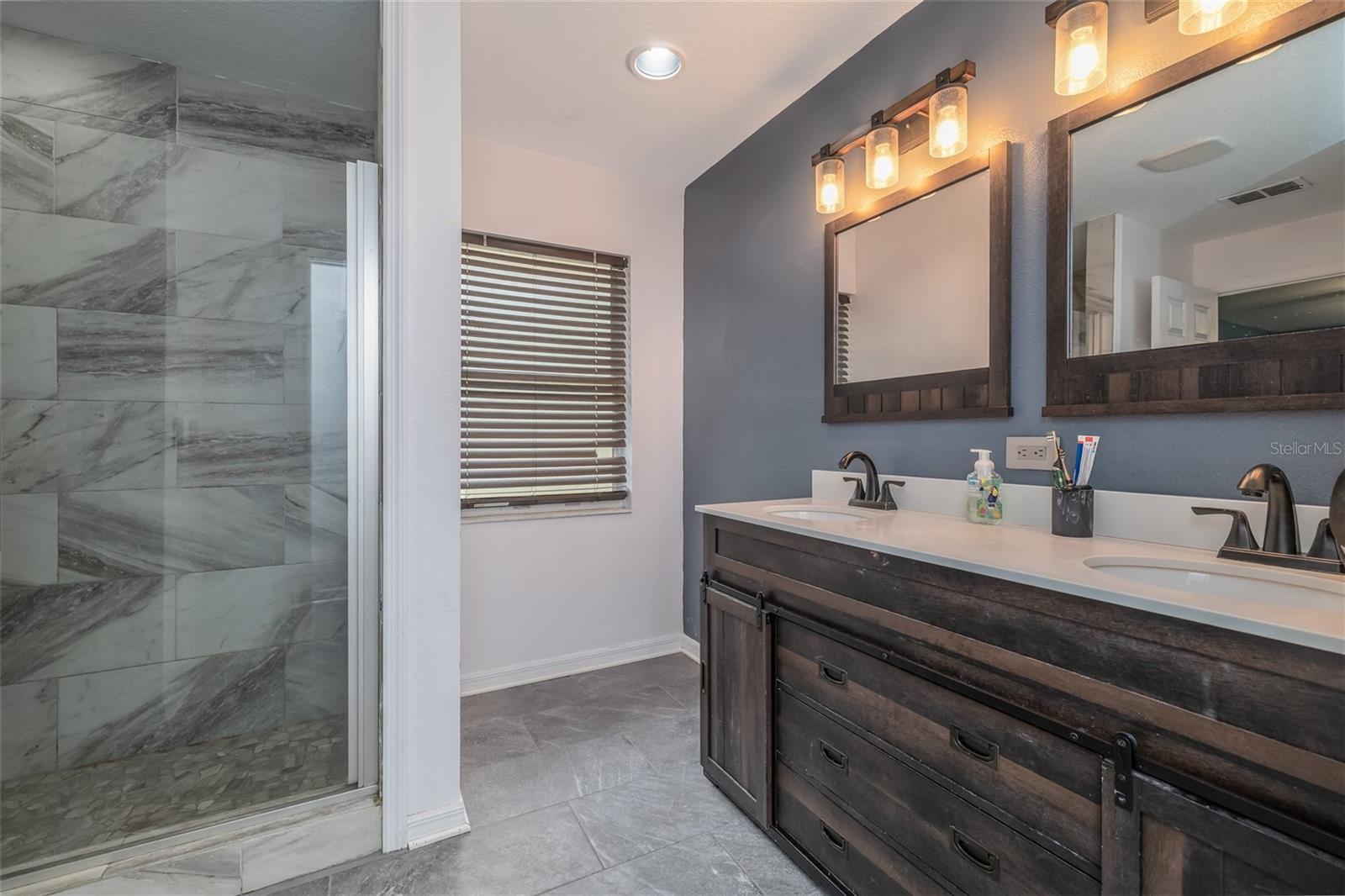 Listing photo id 15 for 420 Pineapple Street