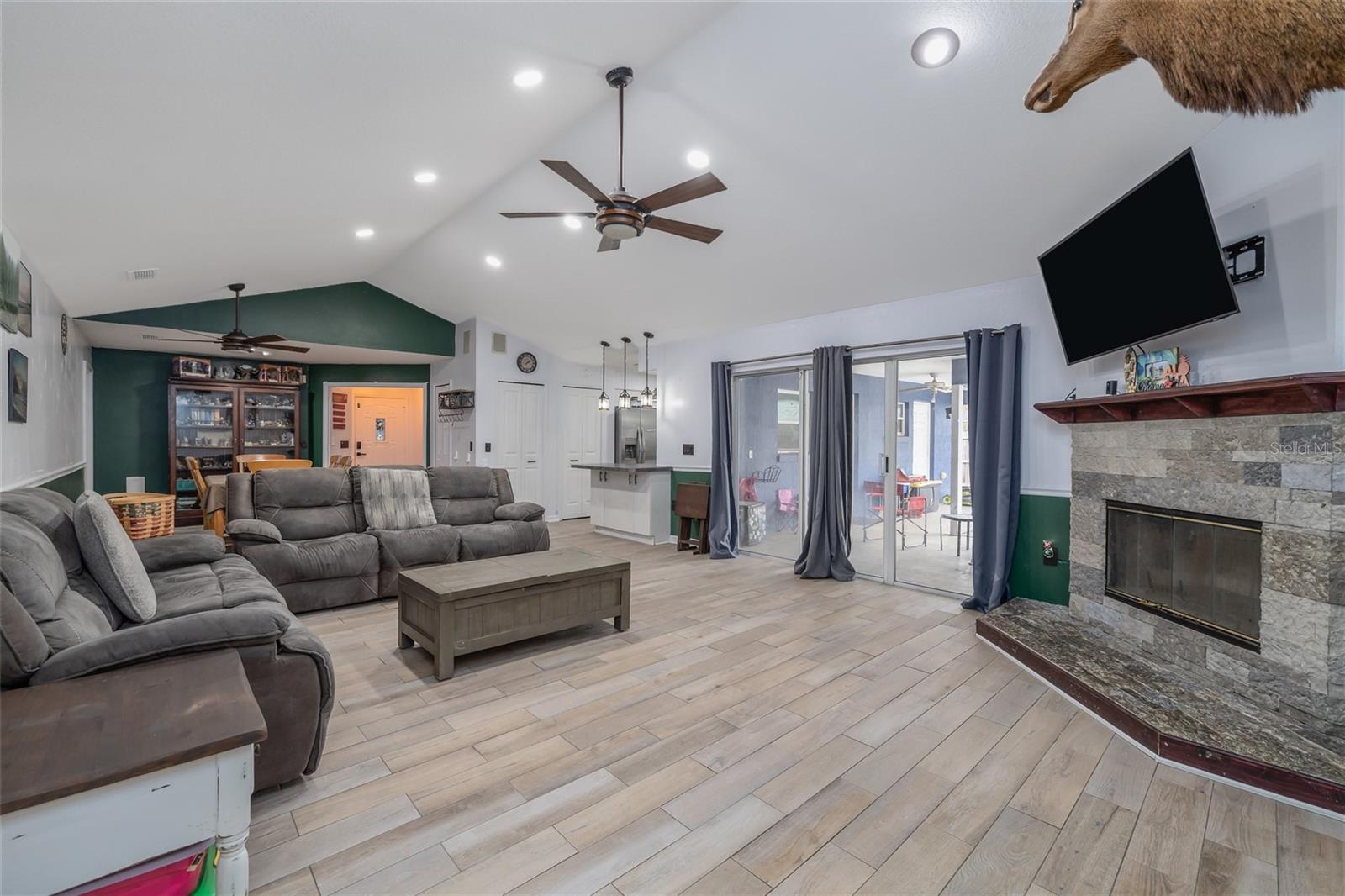 Listing photo id 4 for 420 Pineapple Street