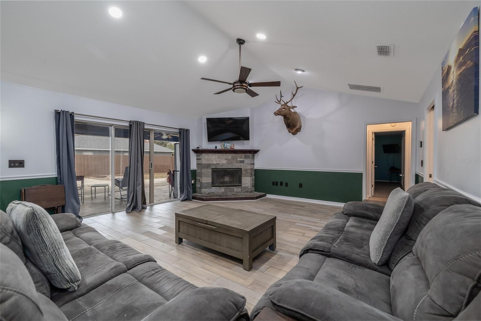 Listing photo id 5 for 420 Pineapple Street