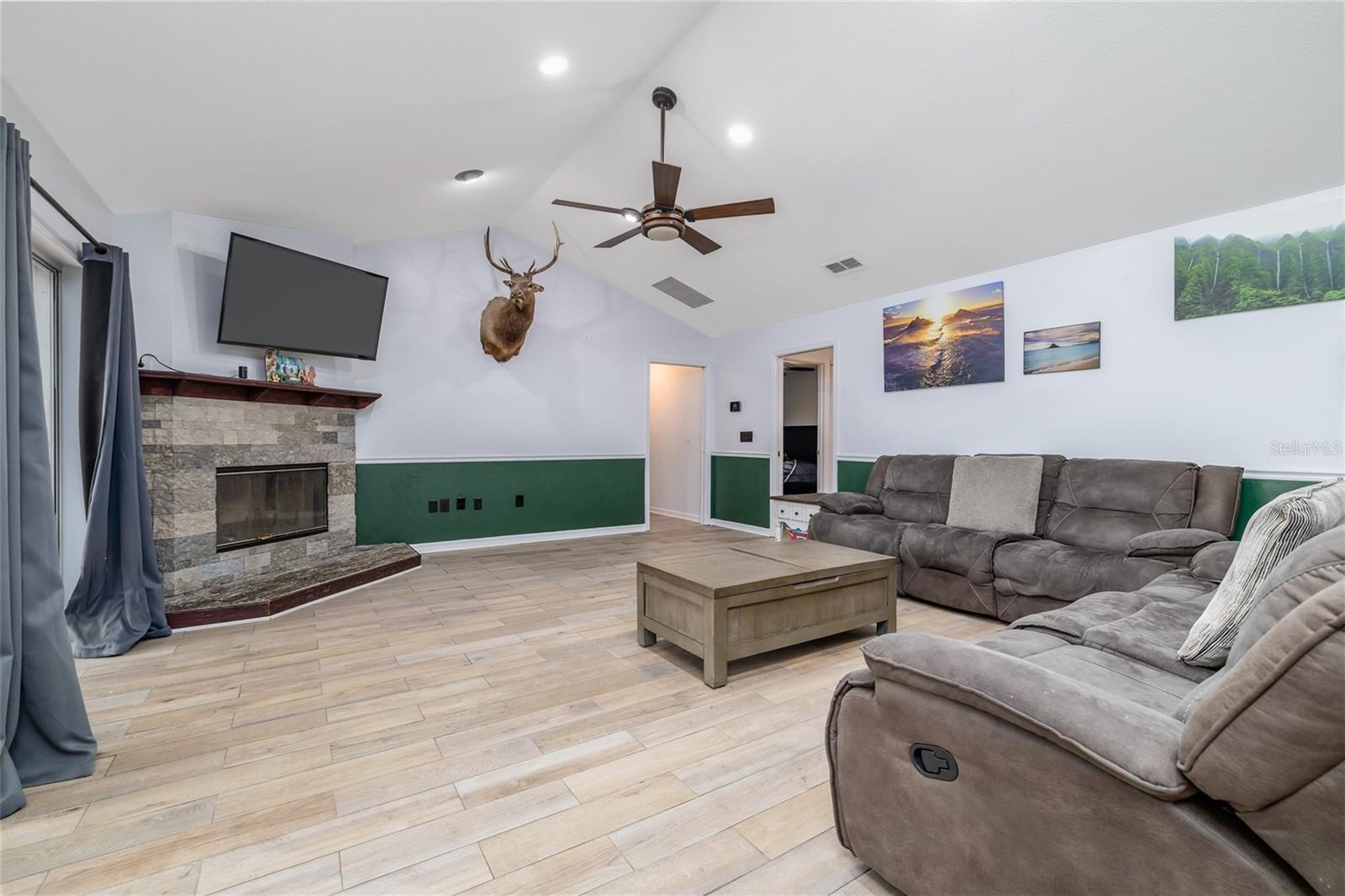 Listing photo id 6 for 420 Pineapple Street