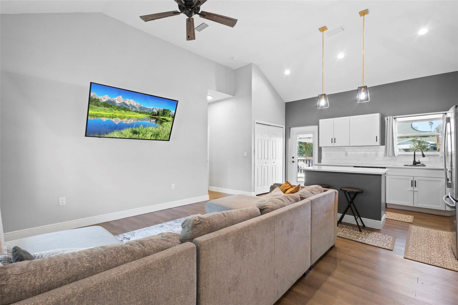 Image 3 of 24 For 104 Stone Street