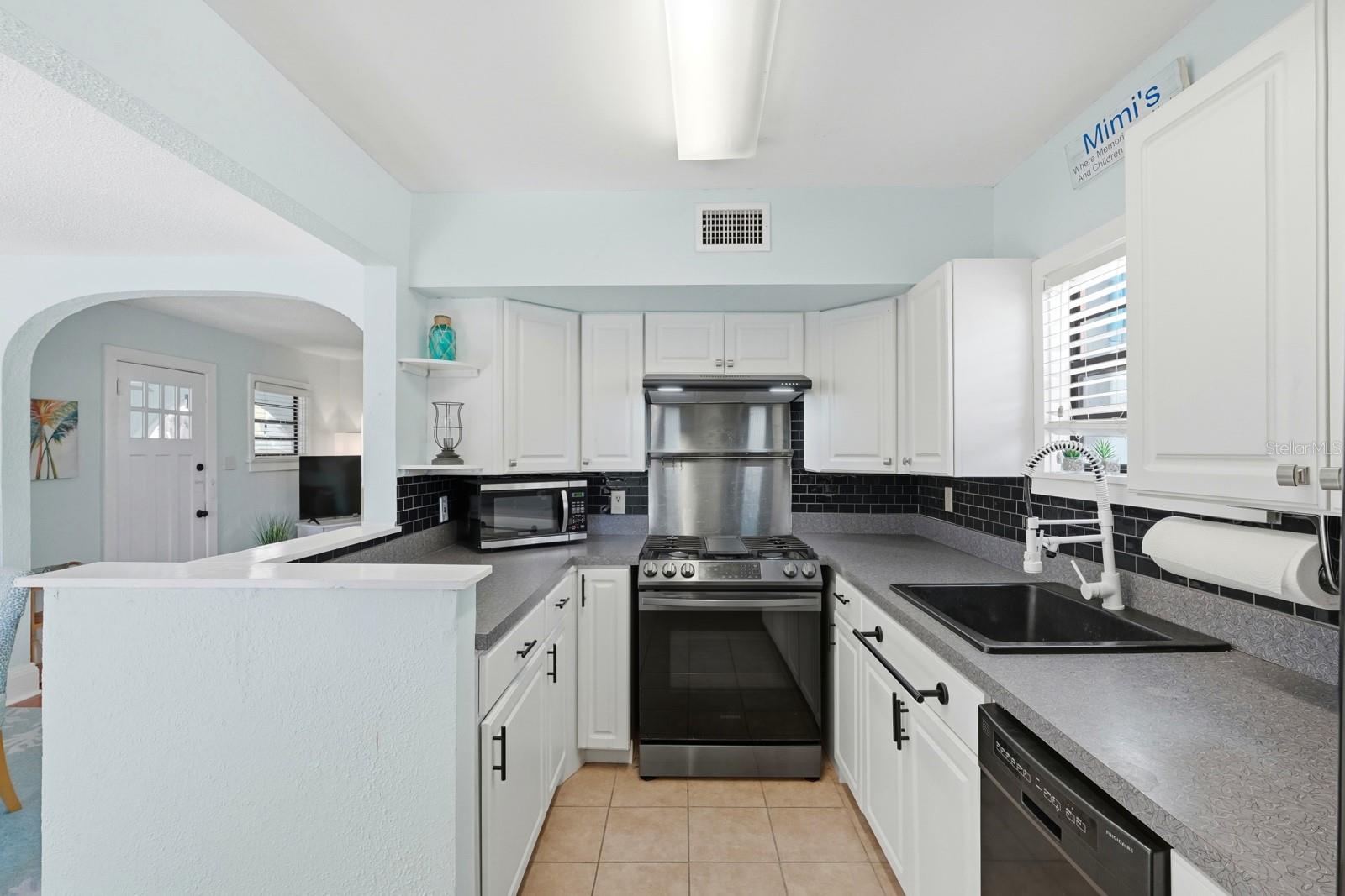 Image 14 of 42 For 7 Clarendon Court