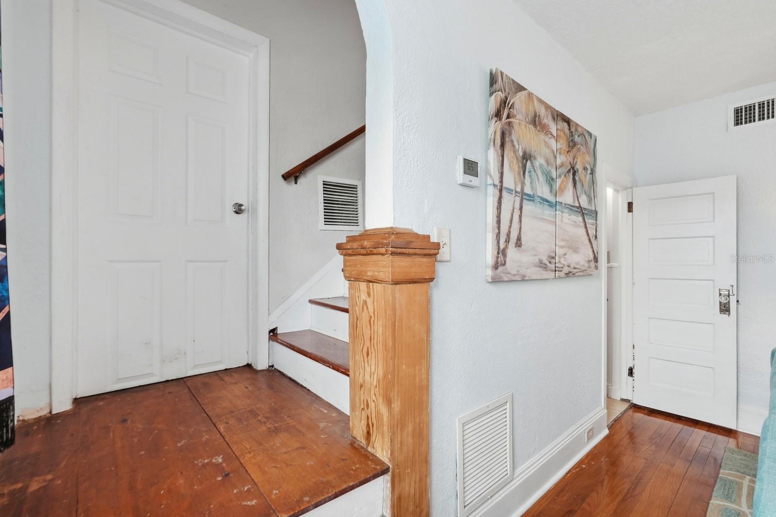 Image 17 of 42 For 7 Clarendon Court