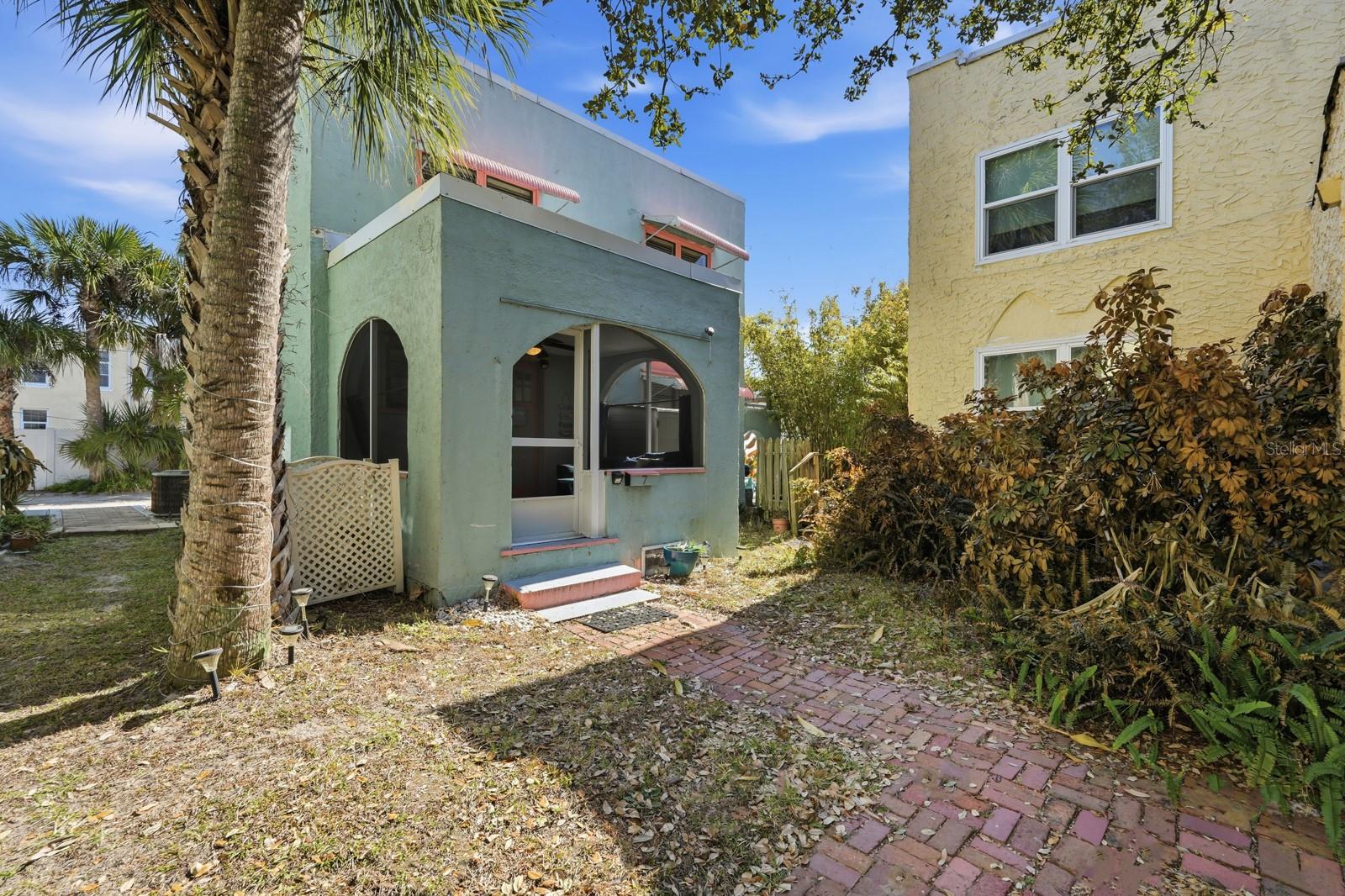 Image 27 of 42 For 7 Clarendon Court