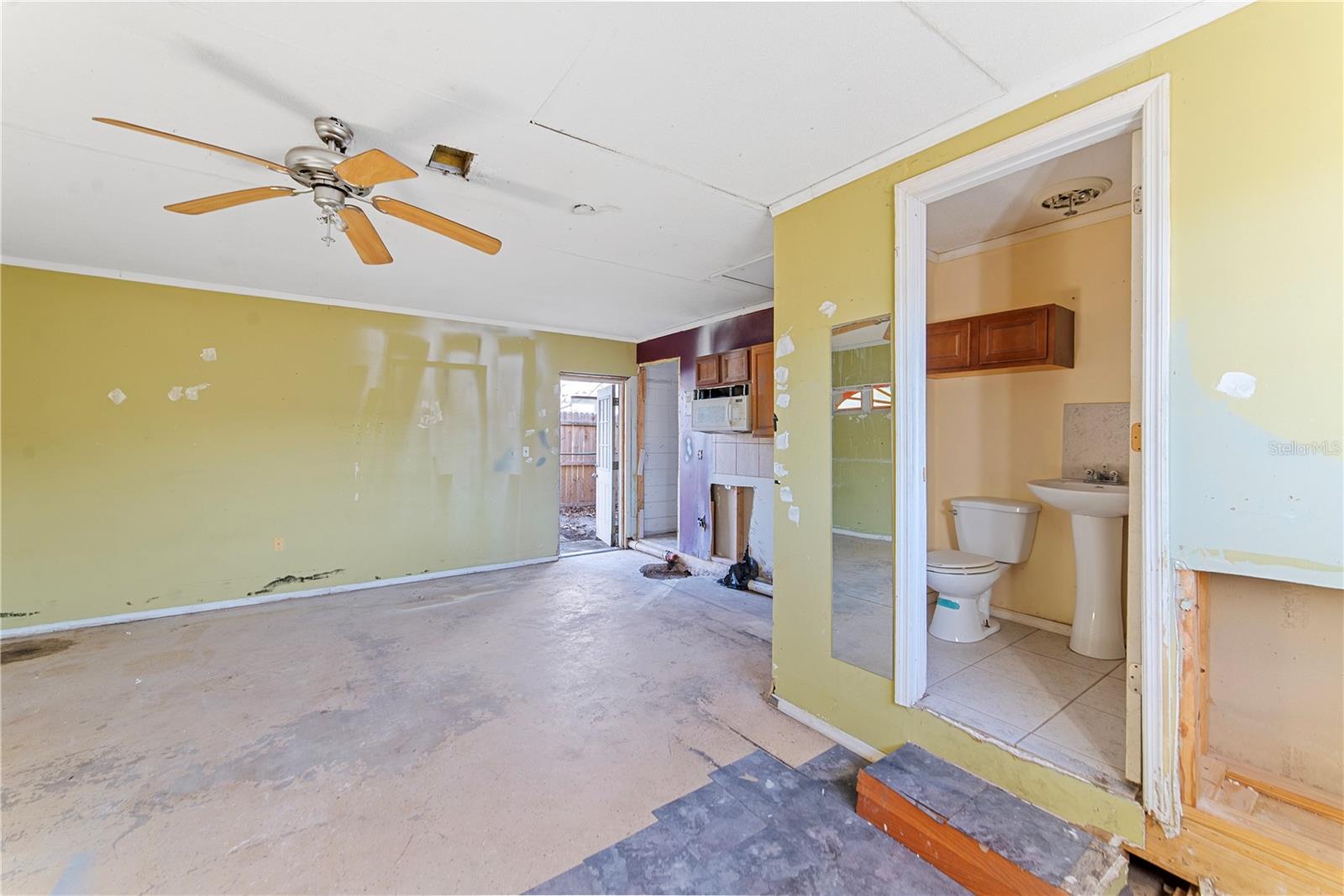 Image 10 of 37 For 937 Barbados Avenue