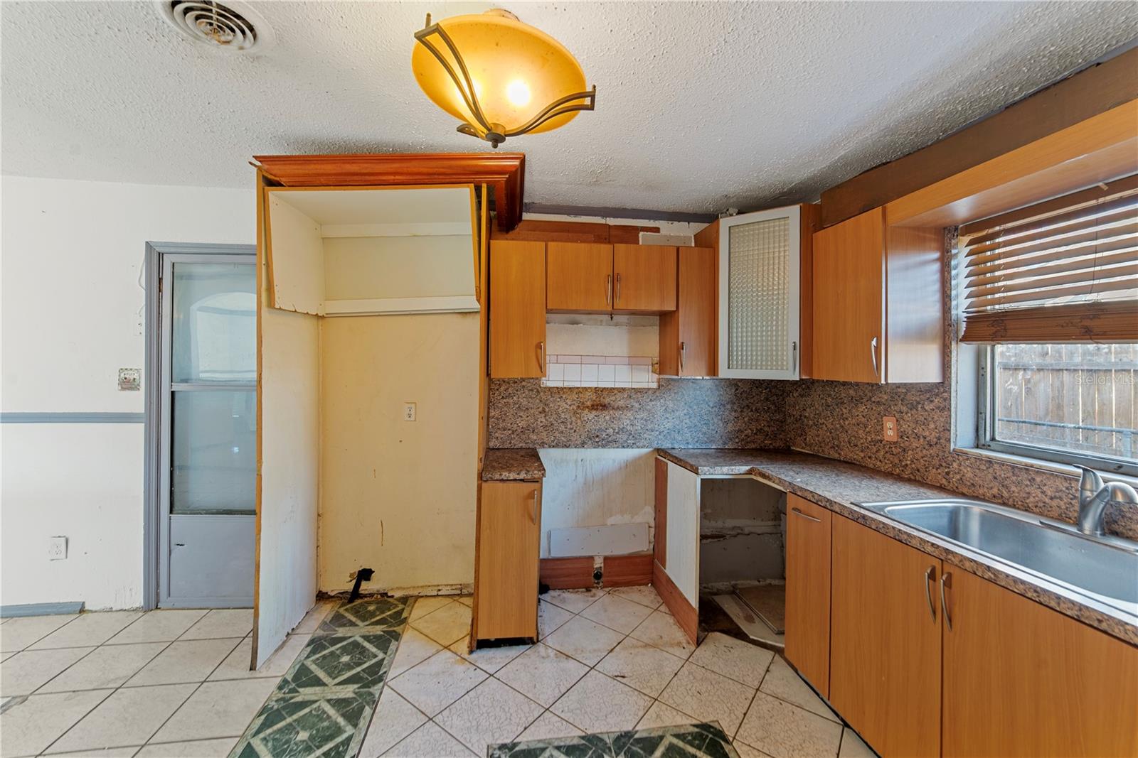 Image 12 of 37 For 937 Barbados Avenue