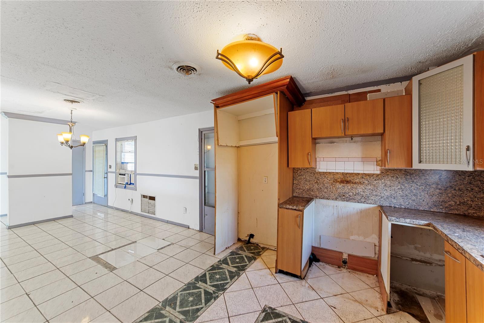 Image 16 of 37 For 937 Barbados Avenue