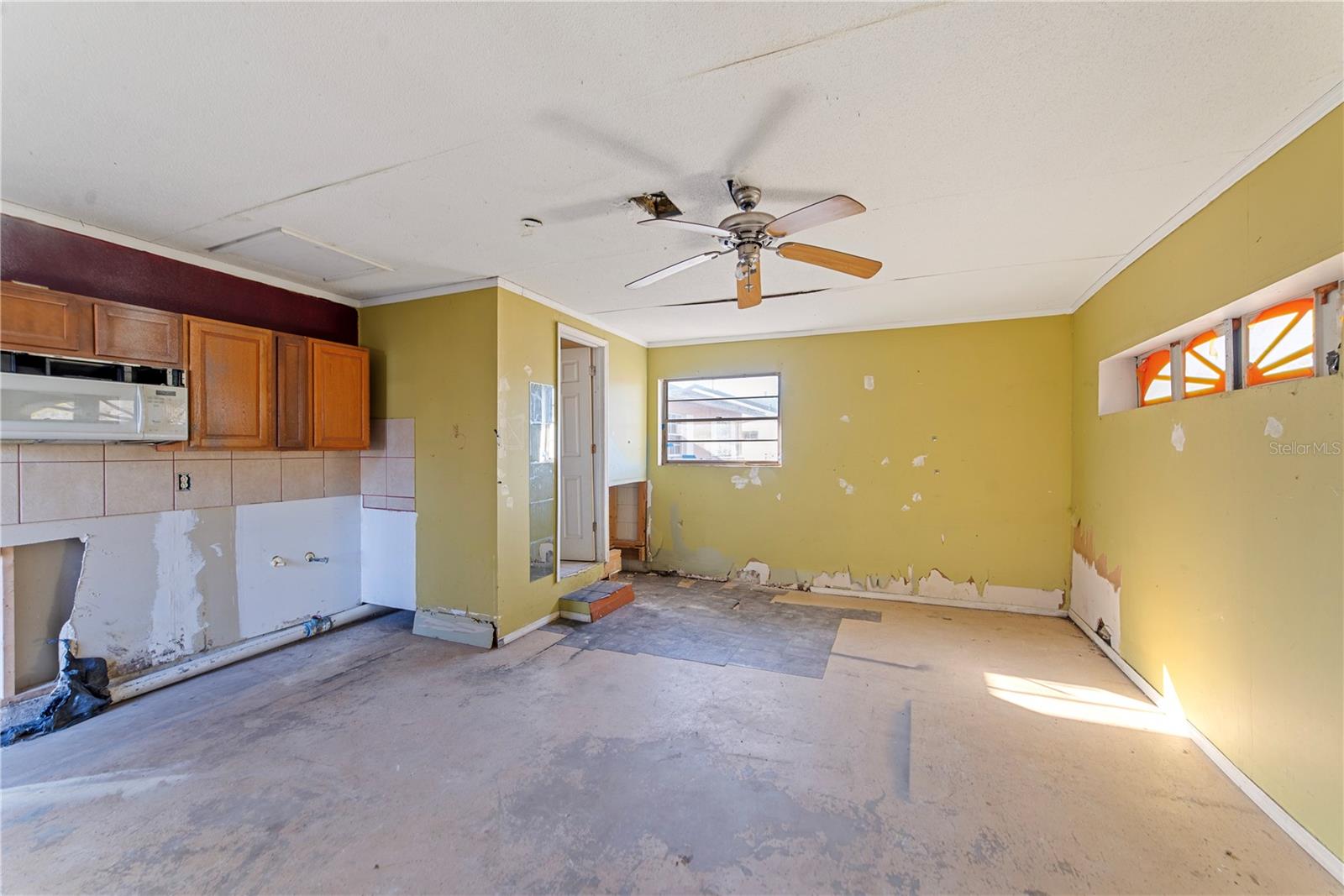 Image 18 of 37 For 937 Barbados Avenue