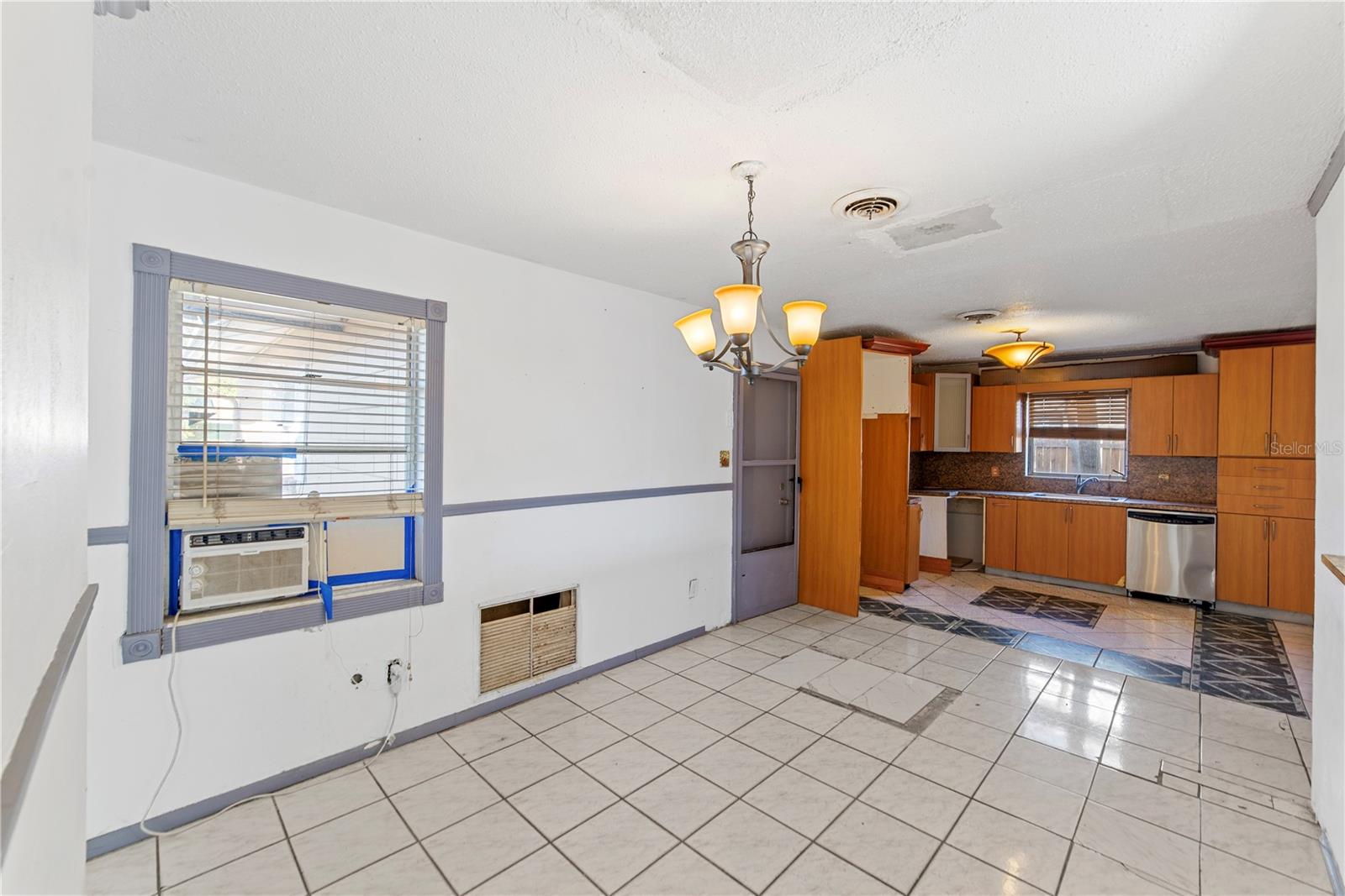 Image 19 of 37 For 937 Barbados Avenue