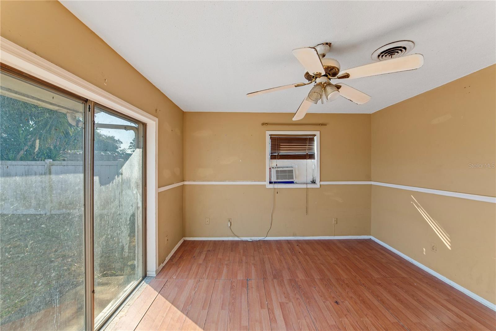 Image 22 of 37 For 937 Barbados Avenue