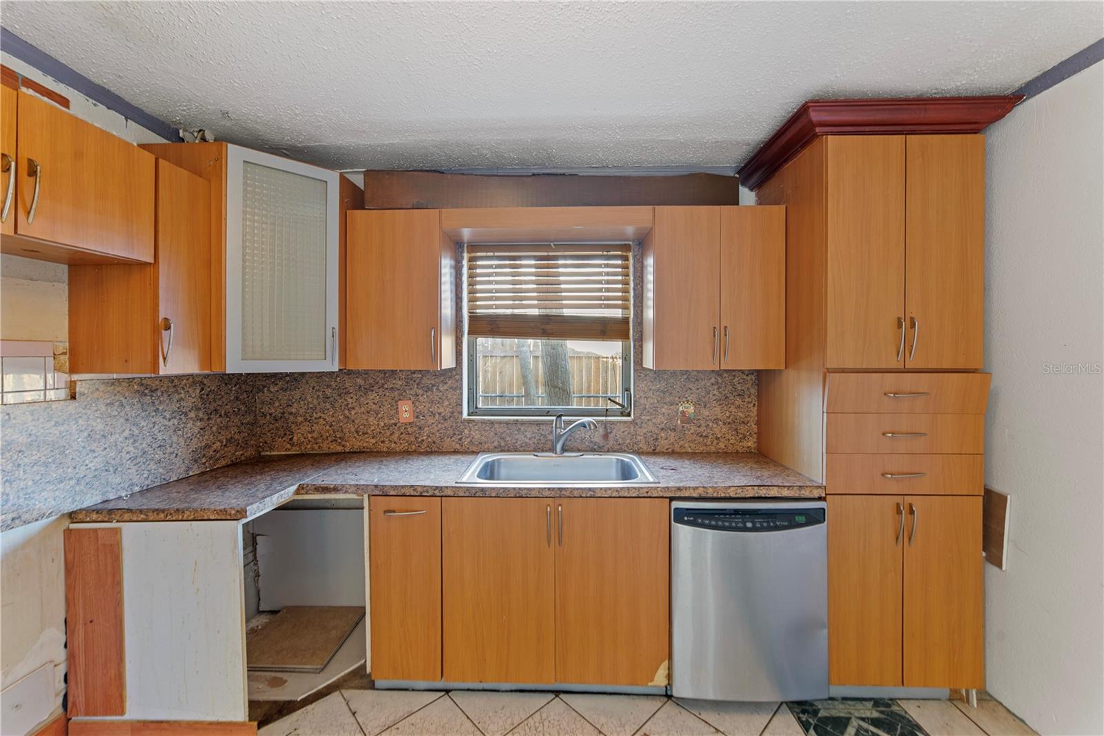 Image 29 of 37 For 937 Barbados Avenue