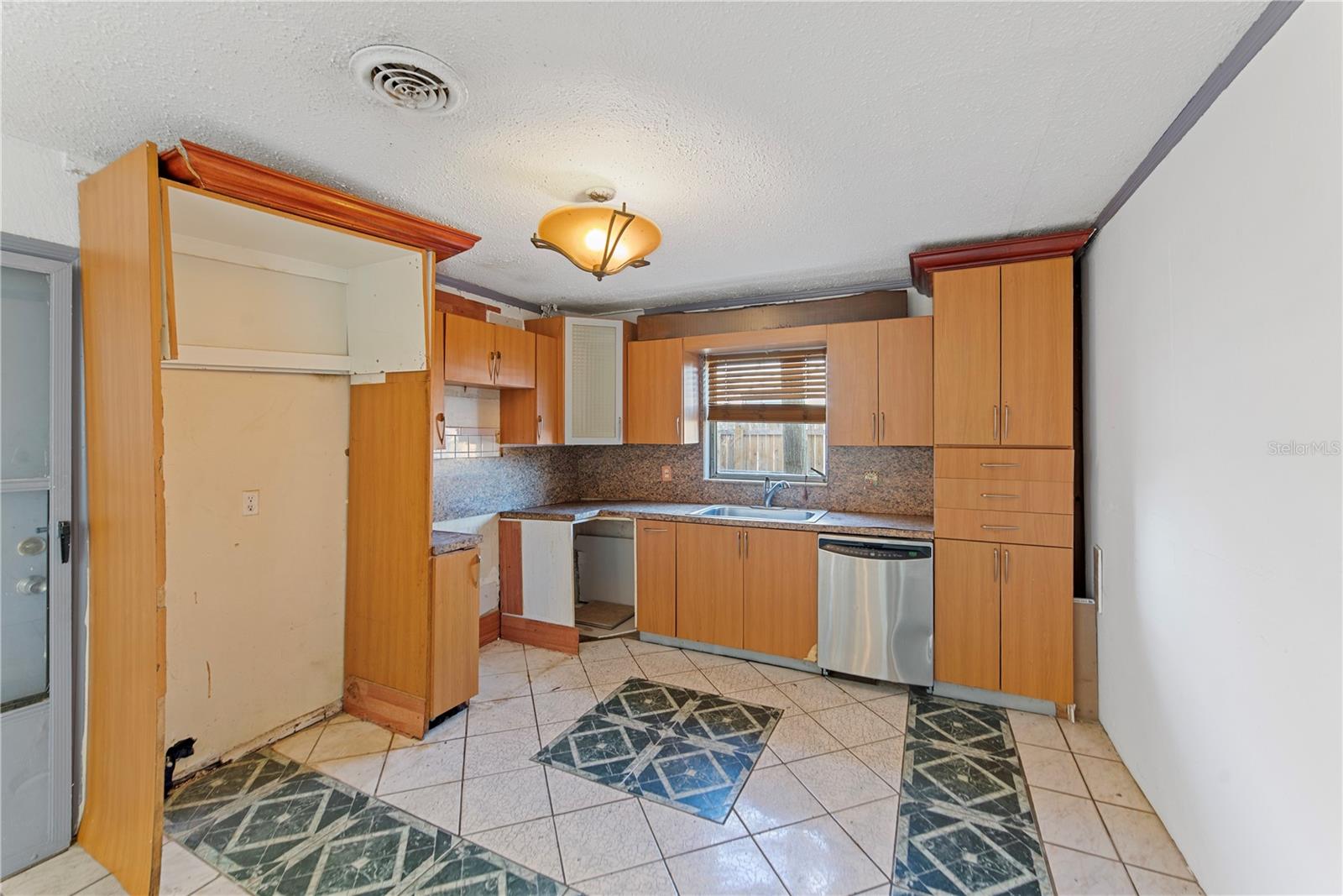 Image 32 of 37 For 937 Barbados Avenue