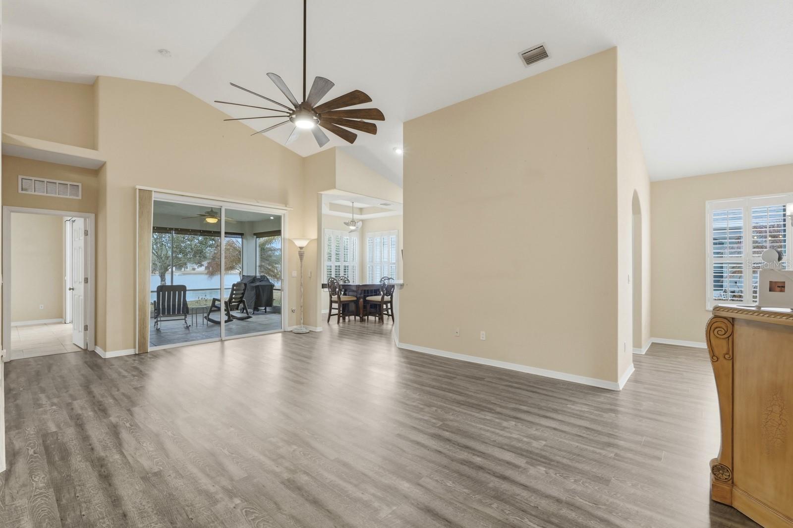 Image 10 of 49 For 5 Royale Lane