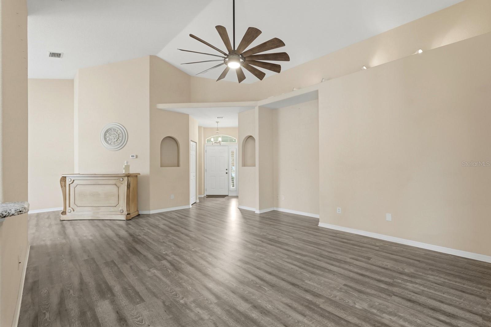 Image 11 of 49 For 5 Royale Lane