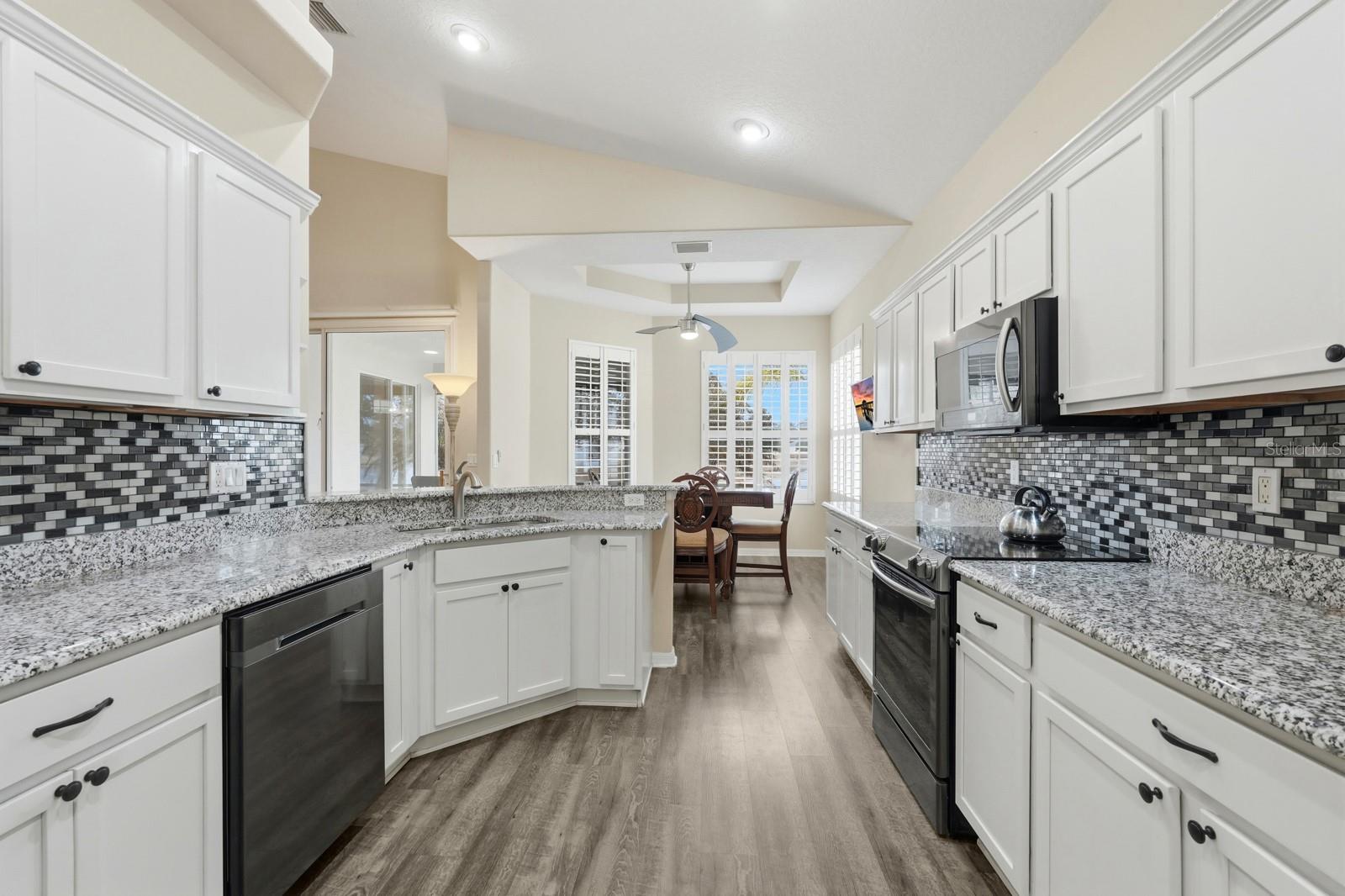 Image 14 of 49 For 5 Royale Lane