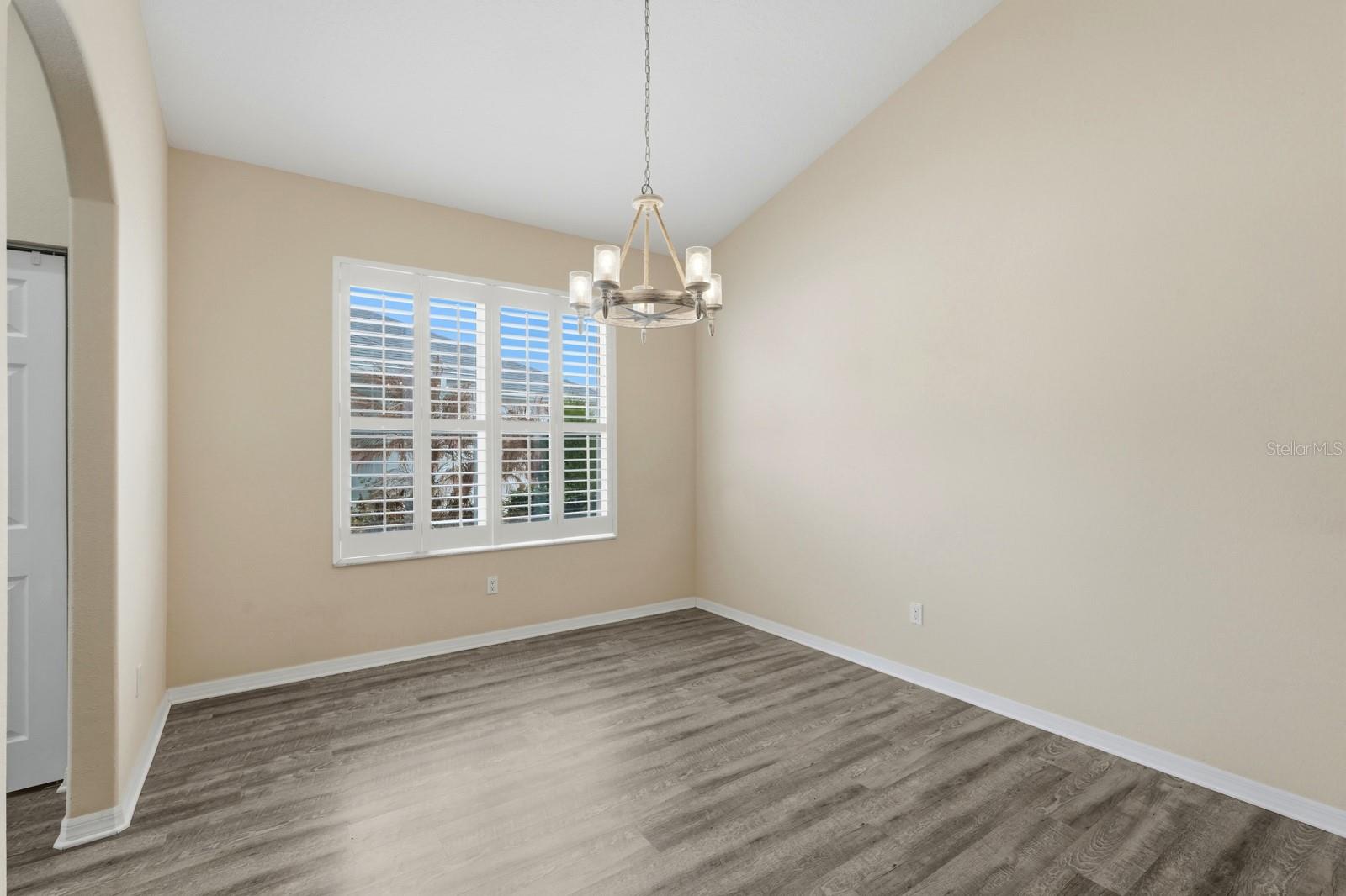 Image 16 of 49 For 5 Royale Lane