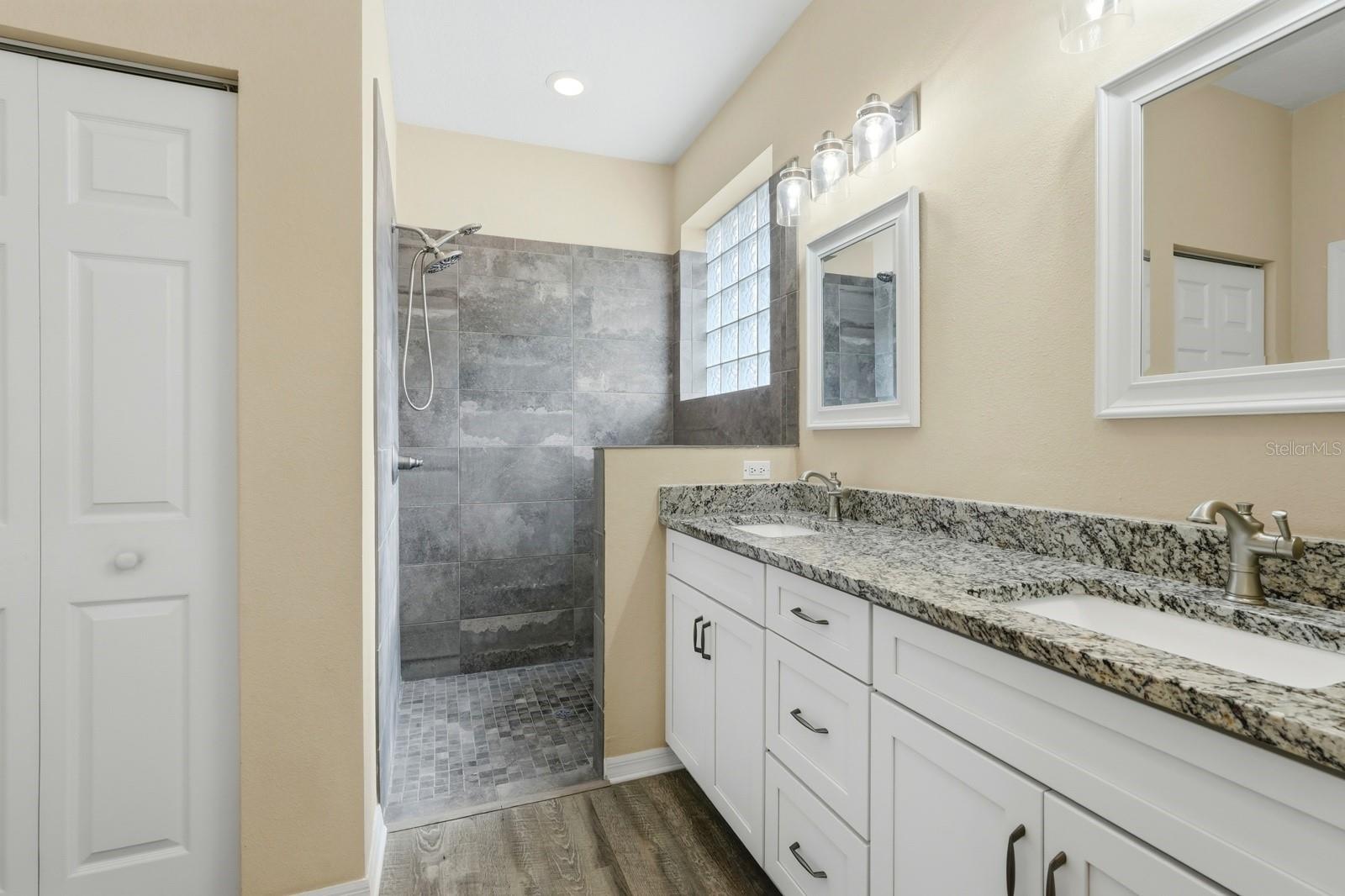 Image 19 of 49 For 5 Royale Lane