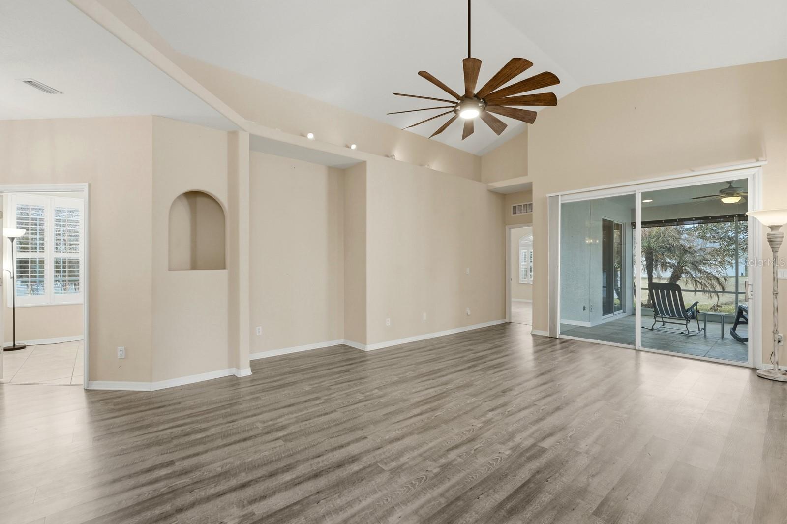 Image 3 of 49 For 5 Royale Lane