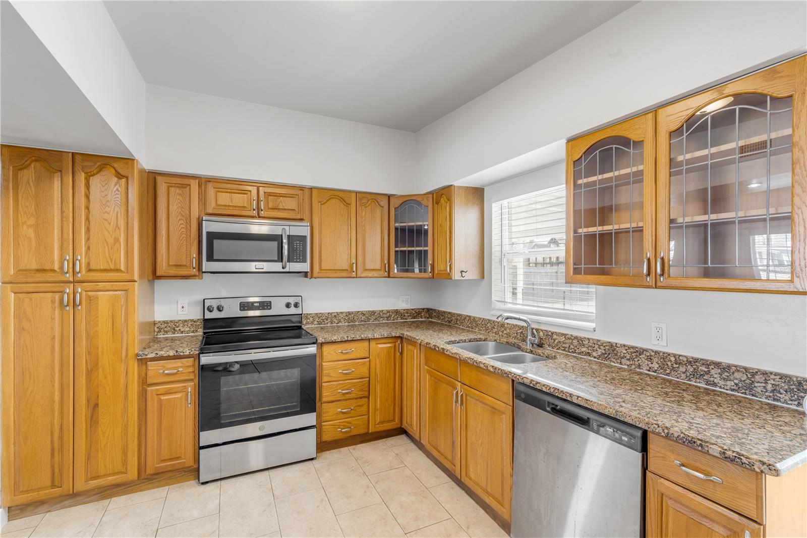 Image 10 of 39 For 758 Canovia Avenue