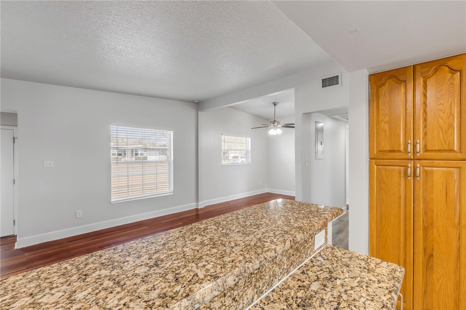 Image 12 of 39 For 758 Canovia Avenue