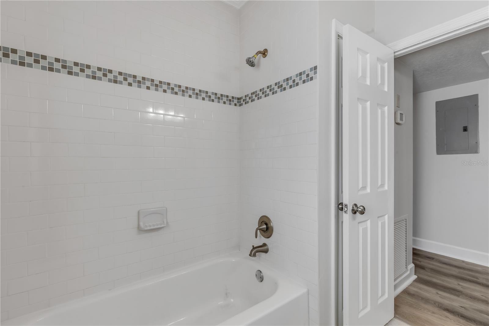 Image 16 of 39 For 758 Canovia Avenue