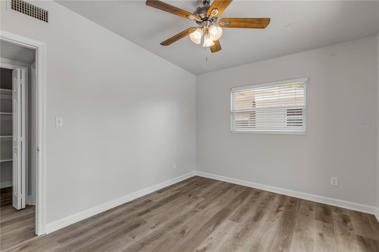 Image 21 of 39 For 758 Canovia Avenue