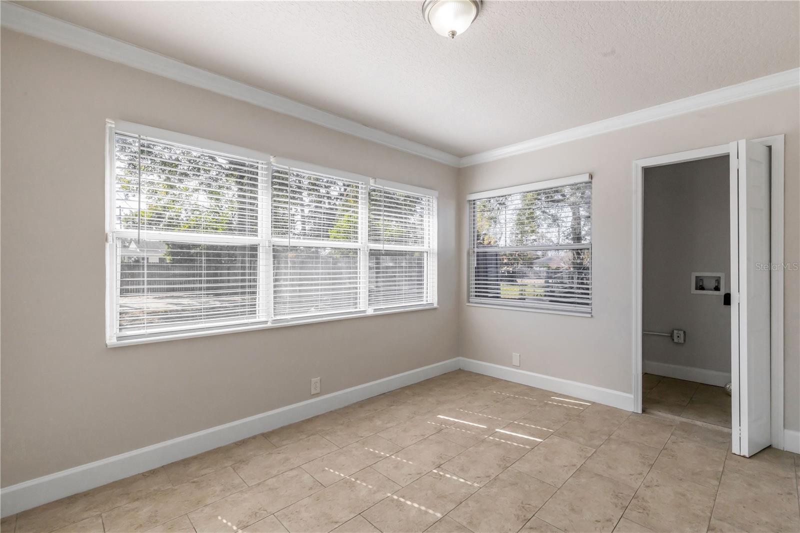 Image 22 of 39 For 758 Canovia Avenue