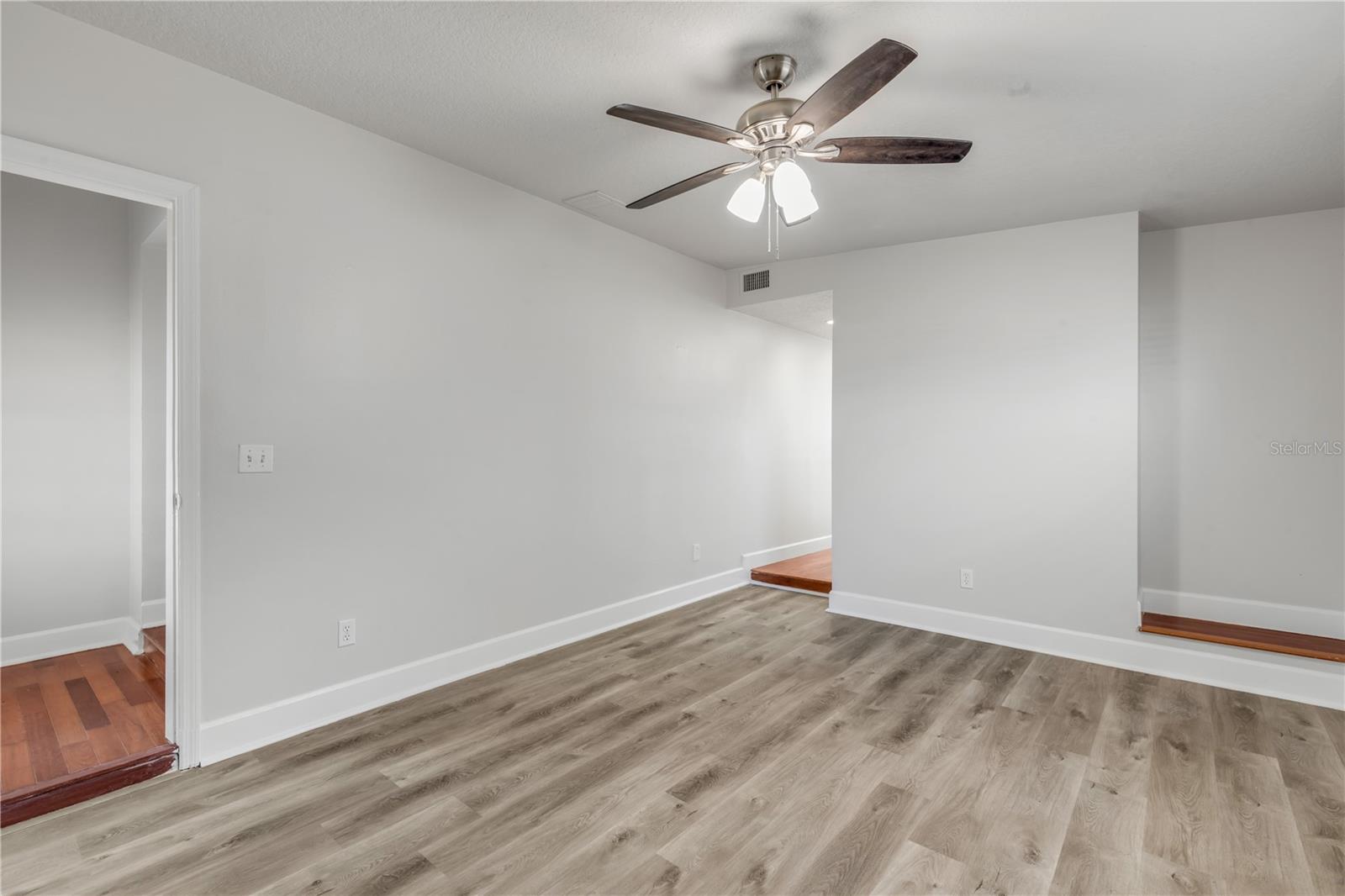 Image 27 of 39 For 758 Canovia Avenue