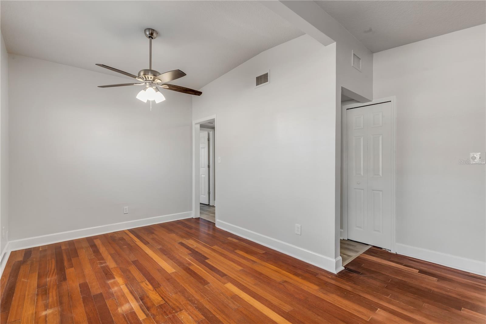 Image 5 of 39 For 758 Canovia Avenue